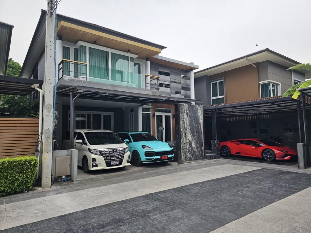 For SaleHouseLadprao, Central Ladprao : Luxurious detached house, The Gallery House Pattern, corner plot, in the heart of Lat Phrao. Near the center, convenient travel, with garden, fitness center and swimming pool.