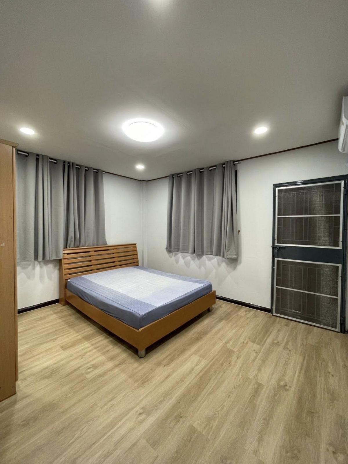 ให้เช่าทาวน์โฮมรัชดา ห้วยขวาง : บ้านเช่ารัชดา-สุทธิสาร 3 ห้องนอน จอดรถ 3 คัน เงียบสงบ พื้นที่กว้าง 39 ตร.วา ใกล้เมือง ราคาเพียง 45,000 บาท/เดือน