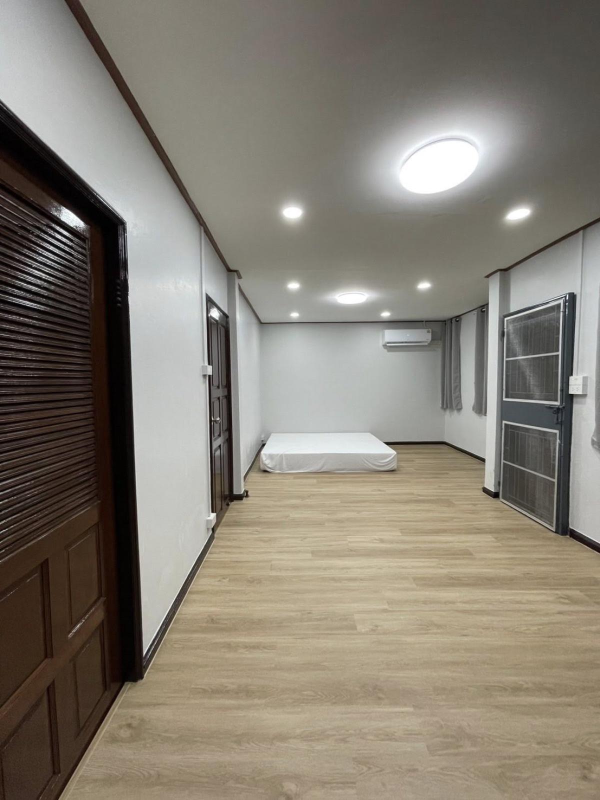 ให้เช่าทาวน์โฮมรัชดา ห้วยขวาง : บ้านเช่ารัชดา-สุทธิสาร 3 ห้องนอน จอดรถ 3 คัน เงียบสงบ พื้นที่กว้าง 39 ตร.วา ใกล้เมือง ราคาเพียง 45,000 บาท/เดือน