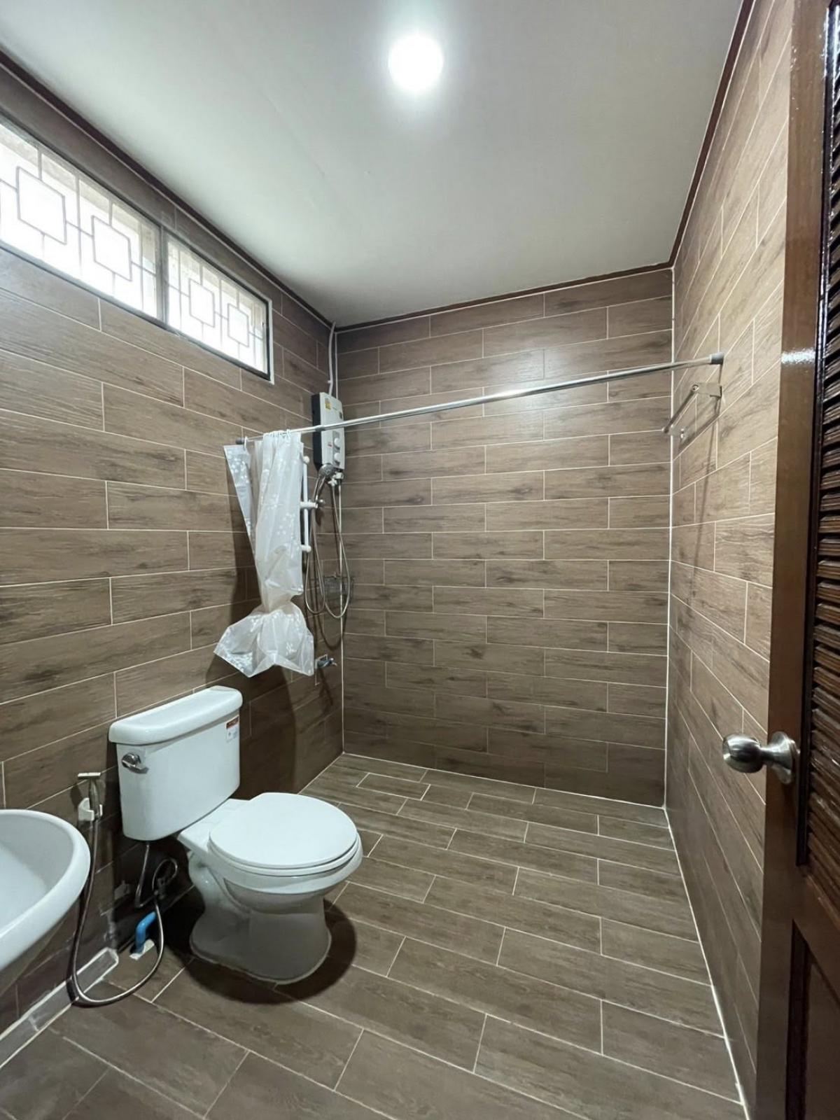 ให้เช่าทาวน์โฮมรัชดา ห้วยขวาง : บ้านเช่ารัชดา-สุทธิสาร 3 ห้องนอน จอดรถ 3 คัน เงียบสงบ พื้นที่กว้าง 39 ตร.วา ใกล้เมือง ราคาเพียง 45,000 บาท/เดือน