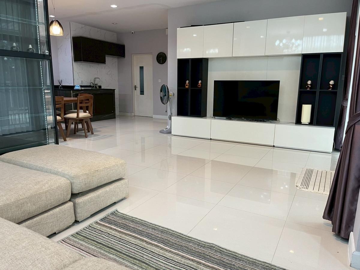 ให้เช่าบ้านพัฒนาการ ศรีนครินทร์ : สวยหรู 4 ห้องนอน ใกล้เซ็นทรัลพระราม 9 พร้อมอยู่ทันที! บ้านเดี่ยวใหญ่ 270 ตร.ม. บนที่ดิน 62 ตร.ว. เช่าถูกเพียง 65,000 บาท/เดือน!