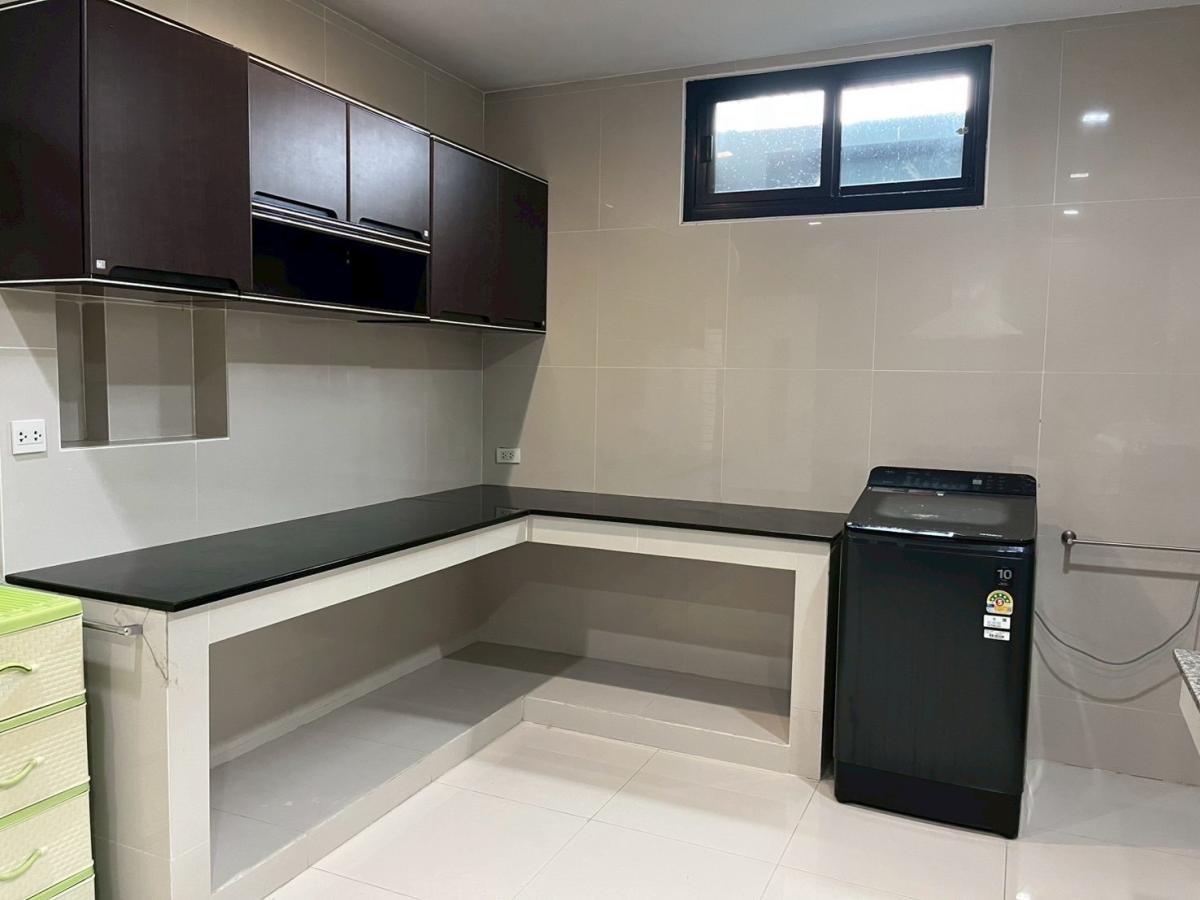 ให้เช่าบ้านพัฒนาการ ศรีนครินทร์ : สวยหรู 4 ห้องนอน ใกล้เซ็นทรัลพระราม 9 พร้อมอยู่ทันที! บ้านเดี่ยวใหญ่ 270 ตร.ม. บนที่ดิน 62 ตร.ว. เช่าถูกเพียง 65,000 บาท/เดือน!