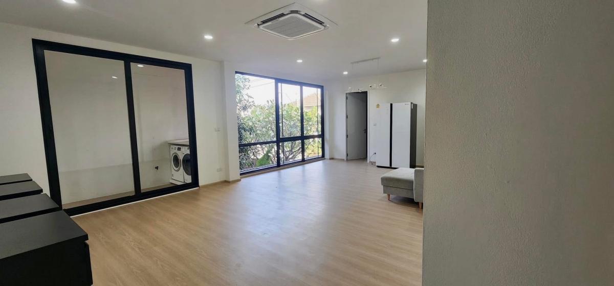 ขายบ้านลาดพร้าว เซ็นทรัลลาดพร้าว : บ้านหรู 3 ห้องนอน พื้นที่กว้าง 460 ตร.ม. พร้อมโฮมออฟฟิศใจกลางพหลโยธิน ลงทุนคุ้ม ราคาพิเศษ 13.99 ล้าน อย่ารอช้า!