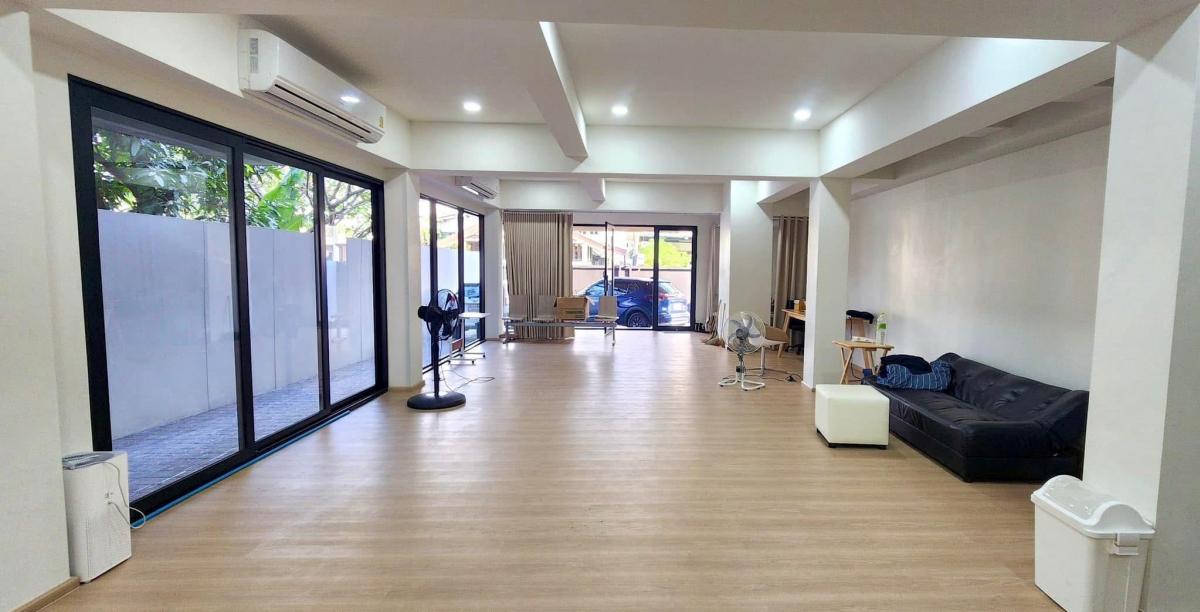 ขายบ้านลาดพร้าว เซ็นทรัลลาดพร้าว : บ้านหรู 3 ห้องนอน พื้นที่กว้าง 460 ตร.ม. พร้อมโฮมออฟฟิศใจกลางพหลโยธิน ลงทุนคุ้ม ราคาพิเศษ 13.99 ล้าน อย่ารอช้า!