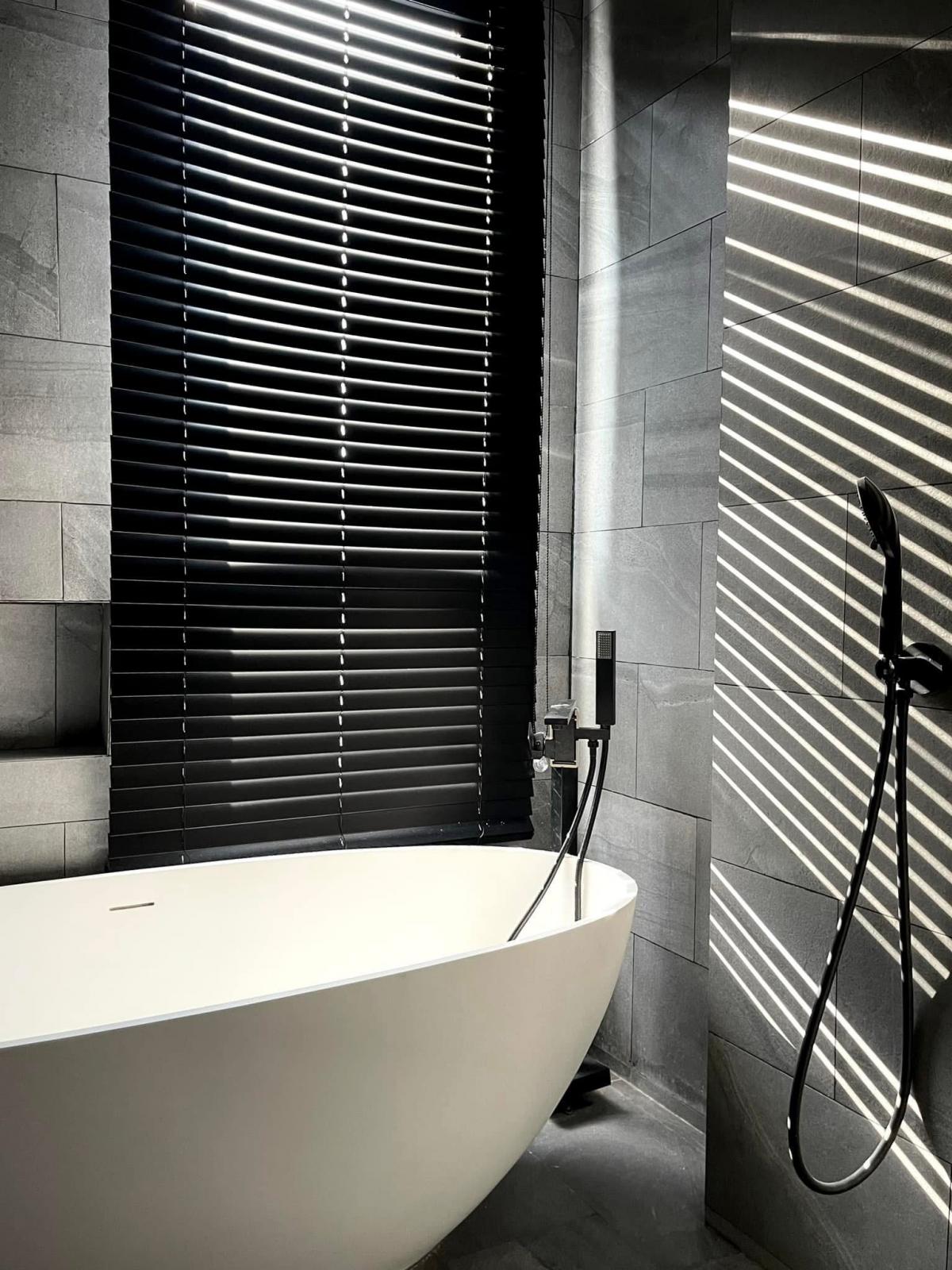 ขายบ้านลาดพร้าว เซ็นทรัลลาดพร้าว : บ้านหรู 3 ห้องนอน พื้นที่กว้าง 460 ตร.ม. พร้อมโฮมออฟฟิศใจกลางพหลโยธิน ลงทุนคุ้ม ราคาพิเศษ 13.99 ล้าน อย่ารอช้า!