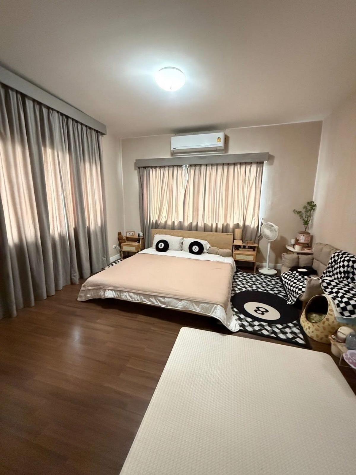 ให้เช่าบ้านนวมินทร์ รามอินทรา : 19/02/2026, ให้เช่าบ้านเดี่ยว Habitia Watcharapol 3 ห้องนอน 67 ตรว. เฟอร์ครบ พร้อมเข้าอยู่ บ้านสวย พื้นที่กว้าง จอดรถ 2 คัน ใกล้วัชรพล เริ่ม 38,000 บาท/เดือน