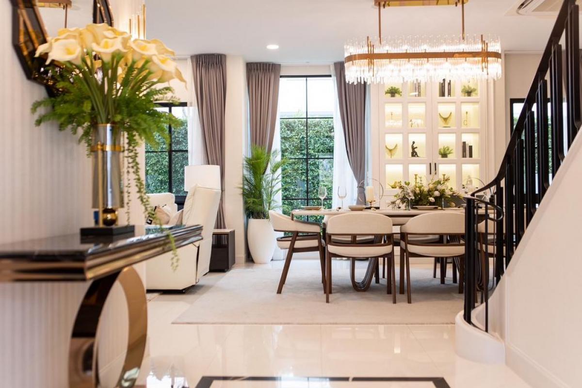For RentHousePattanakan, Srinakarin : Nantawan Rama 9-New Krungthepkreetha, luxury house, 4 bedrooms, 5 bathrooms. Rent only 270,000 baht/month, big house 302 sq m, land width 106.5 sq m.