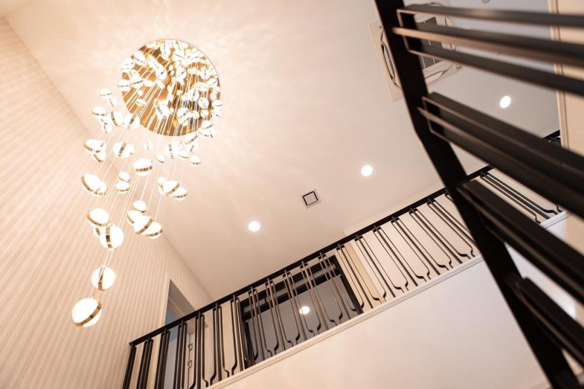 For RentHousePattanakan, Srinakarin : Nantawan Rama 9-New Krungthepkreetha, luxury house, 4 bedrooms, 5 bathrooms. Rent only 270,000 baht/month, big house 302 sq m, land width 106.5 sq m.