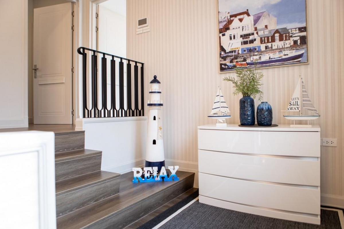 For RentHousePattanakan, Srinakarin : Nantawan Rama 9-New Krungthepkreetha, luxury house, 4 bedrooms, 5 bathrooms. Rent only 270,000 baht/month, big house 302 sq m, land width 106.5 sq m.