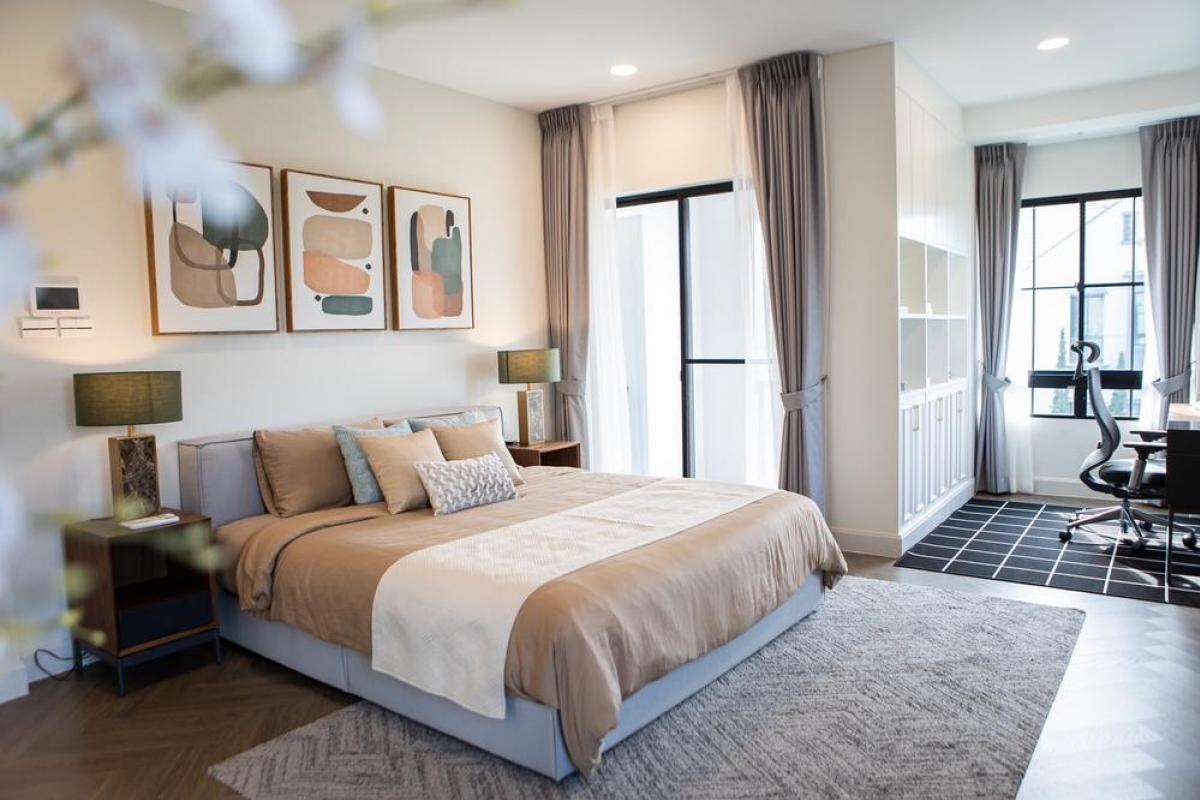 For RentHousePattanakan, Srinakarin : Nantawan Rama 9-New Krungthepkreetha, luxury house, 4 bedrooms, 5 bathrooms. Rent only 270,000 baht/month, big house 302 sq m, land width 106.5 sq m.