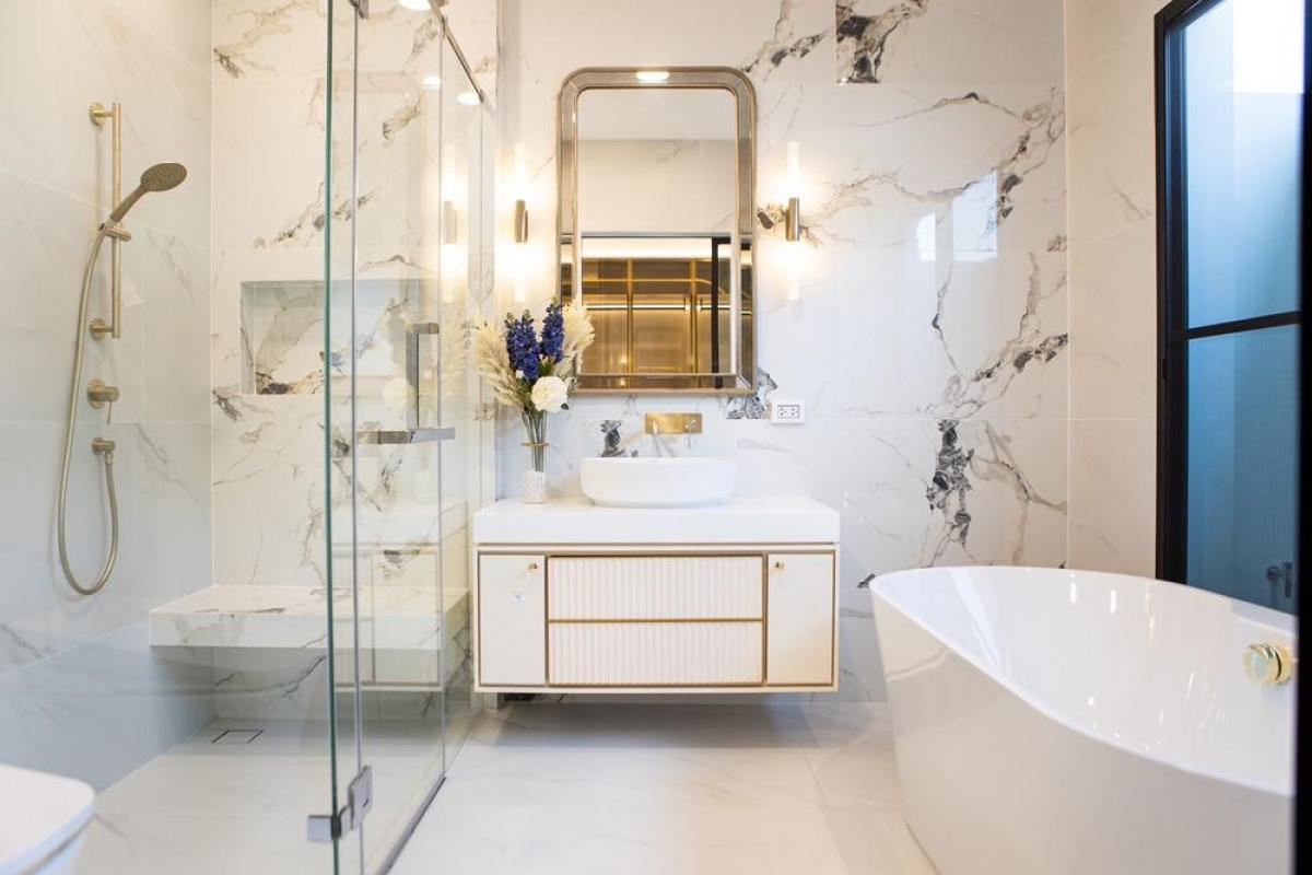 For RentHousePattanakan, Srinakarin : Nantawan Rama 9-New Krungthepkreetha, luxury house, 4 bedrooms, 5 bathrooms. Rent only 270,000 baht/month, big house 302 sq m, land width 106.5 sq m.