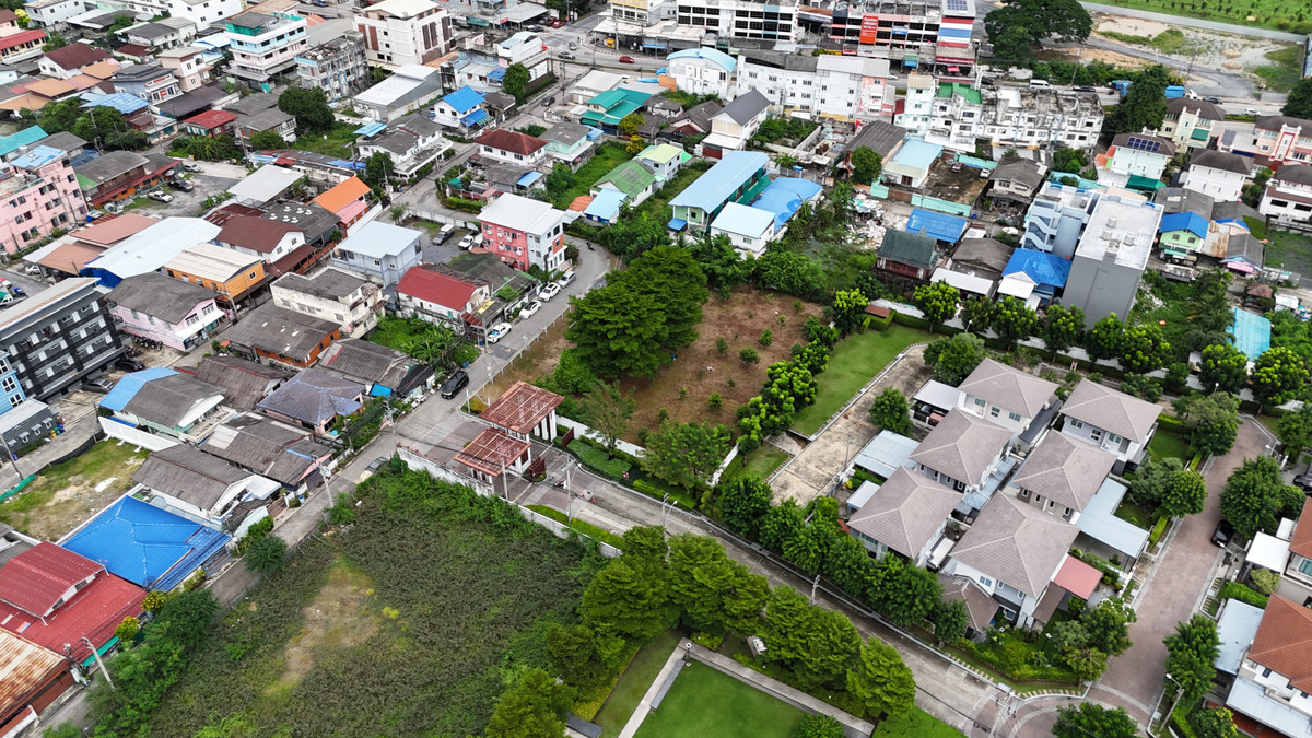 ขายที่ดินนวมินทร์ รามอินทรา : ขายที่ดินถมแล้ว แปลงใหญ่ ทำเลดี ซอยพระยาสุเรนทร์ 21 แยก 3 – คลองสามวา ติดหมู่บ้าน เดอะเซนโทร รามอินทรา109 เนื้อที่ 514 ตารางวา ถมเรียบร้อยแล้ว หน้ากว้าง 48 เมตร ลึก 42 เมตร