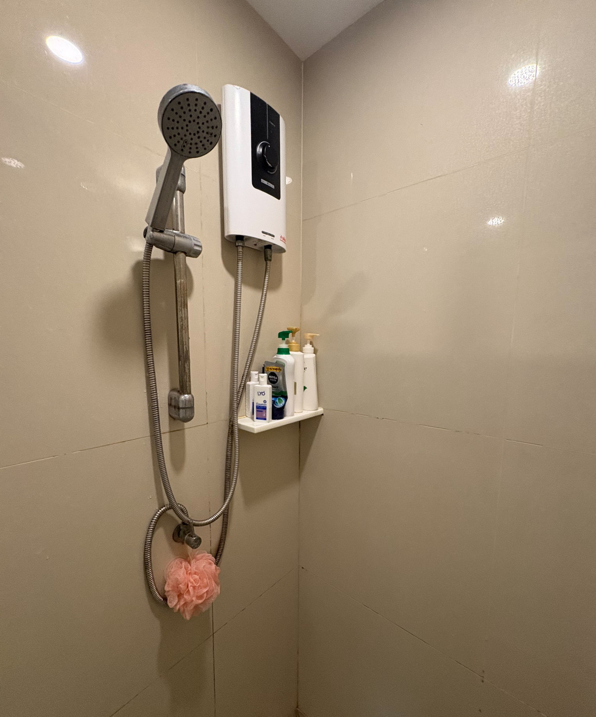 For SaleCondoRama9, Petchburi, RCA : ⚡️ Selling at a loss ⚡️ Aspire asoke ratchada 2.55 Mb Studio 25Sqm ⚡️ Low rise, 6th floor, good view ⚡️ Good position, good direction, not hot ⚡️ There is a shuttle bus to Mrt Rama9 ⚡️ If interested, contact Putter 0928895628