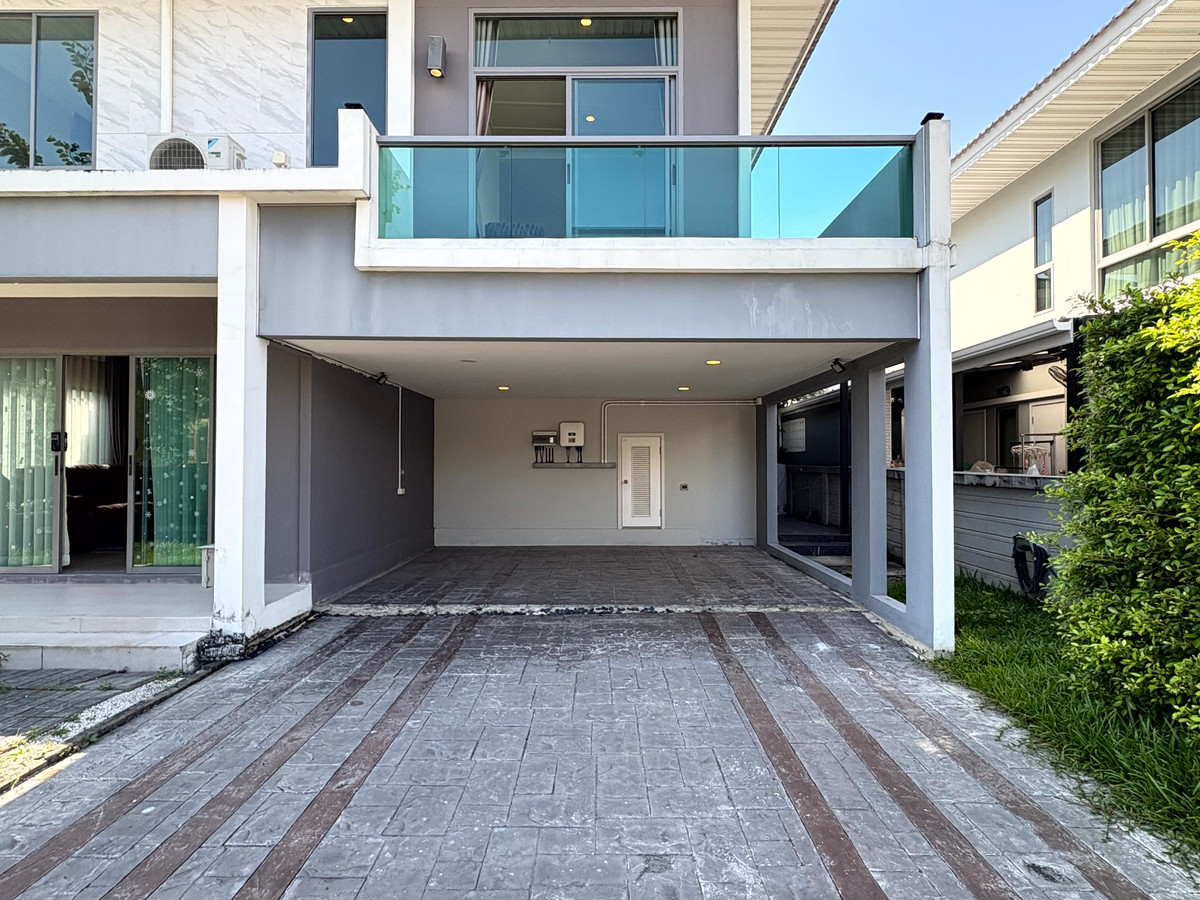 HousePattanakan, Srinakarin : Perfect Place Rama 9 Krungthep Kreetha, Park-front house and private, peaceful, green environment