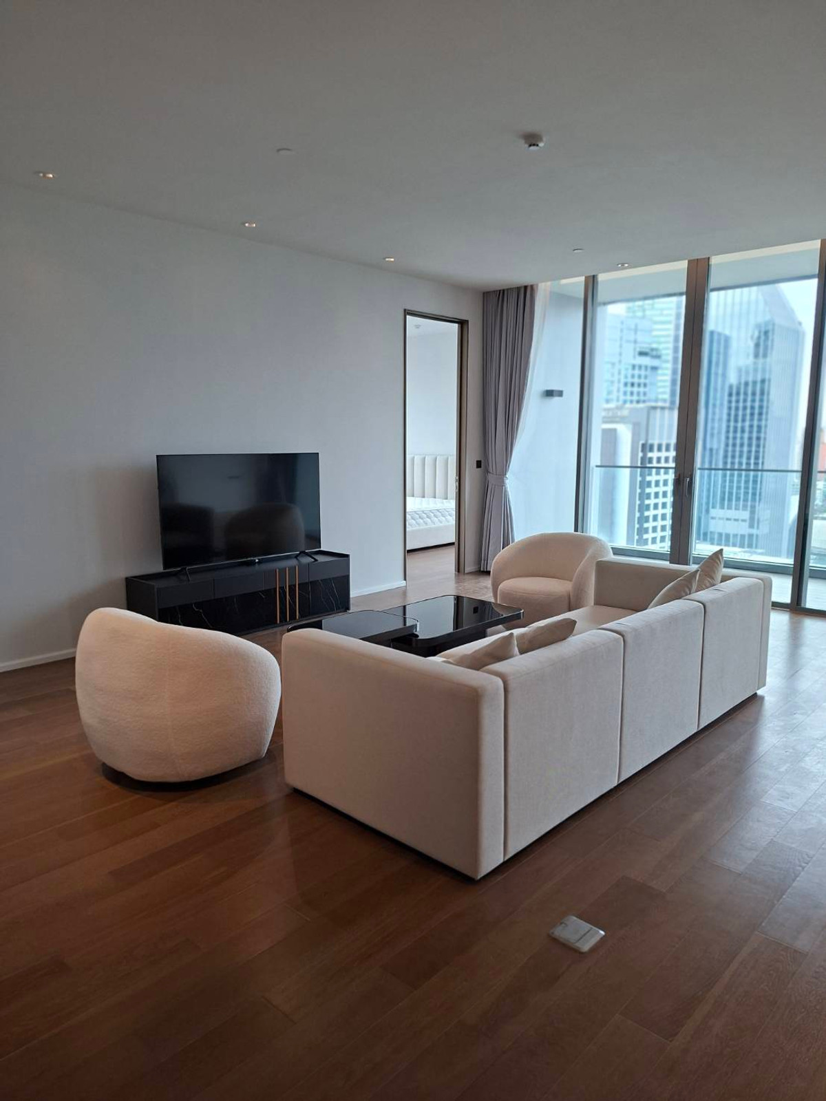 ให้เช่าคอนโดสุขุมวิท อโศก ทองหล่อ : ห้องซ่อมแซมจากแผ่นดินไหวแล้ว 3 ห้องนอน ห้องมุม วิวเมือง