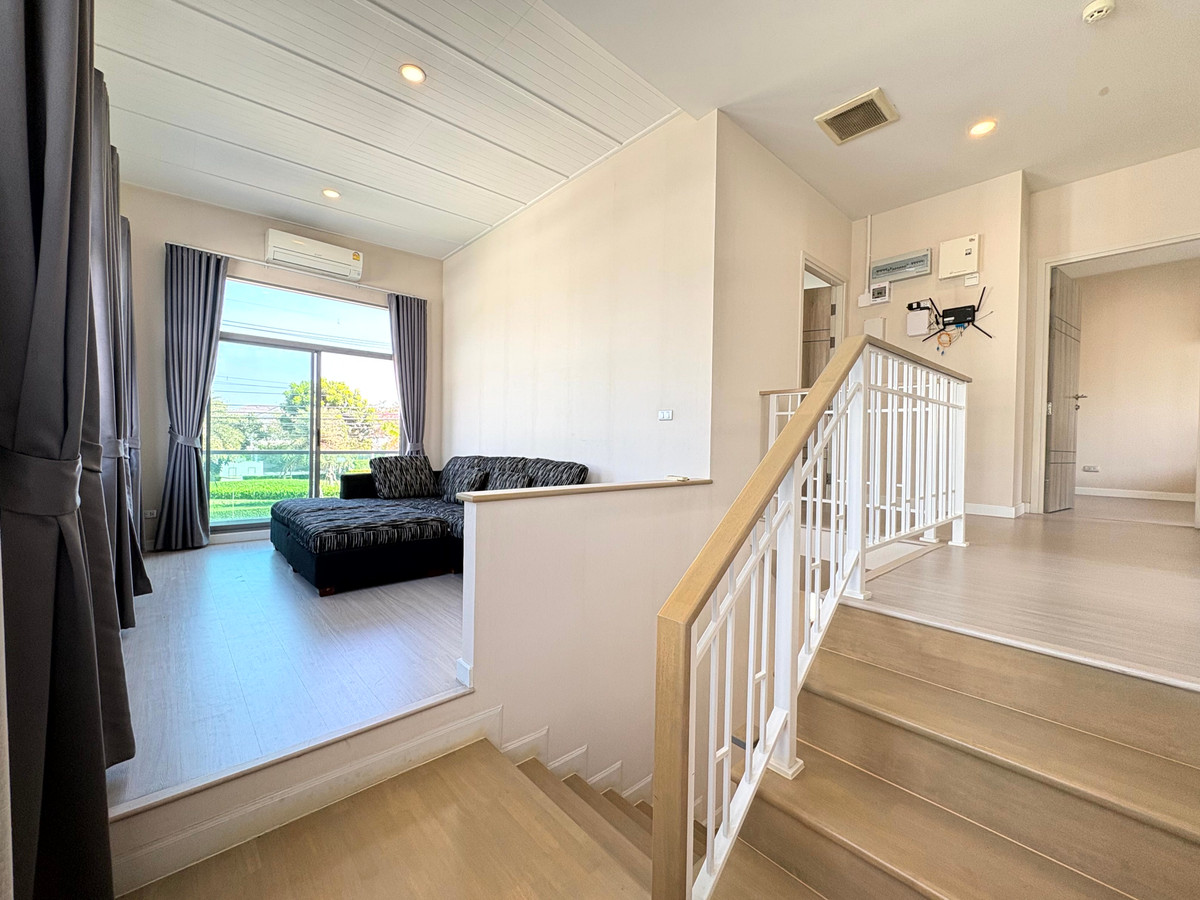 HousePattanakan, Srinakarin : Perfect Place Rama 9 Krungthep Kreetha, Park-front house and private, peaceful, green environment