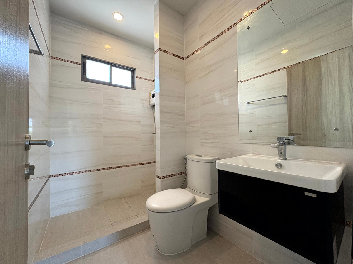 HousePattanakan, Srinakarin : Perfect Place Rama 9 Krungthep Kreetha, Park-front house and private, peaceful, green environment