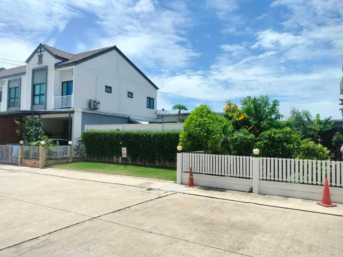 The selling price per square wa is the cheapest in the project! Selling below appraised price! All expenses provided by the Land Department are free! Townhouse behind the edge Siwarom Village Nature Plus 1 (Sukhumvit-Bang Pu) Loading...