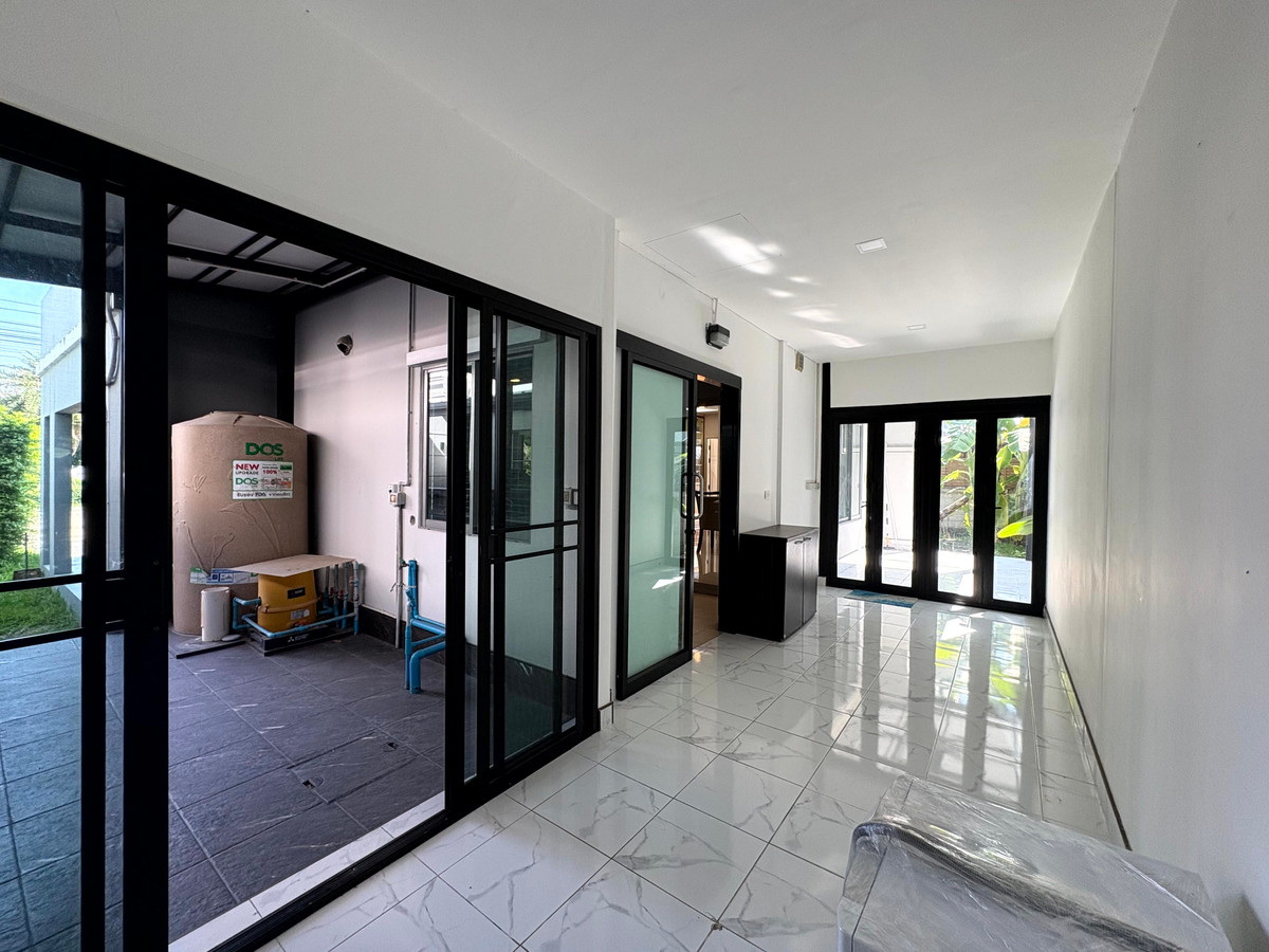 HousePattanakan, Srinakarin : Perfect Place Rama 9 Krungthep Kreetha, Park-front house and private, peaceful, green environment