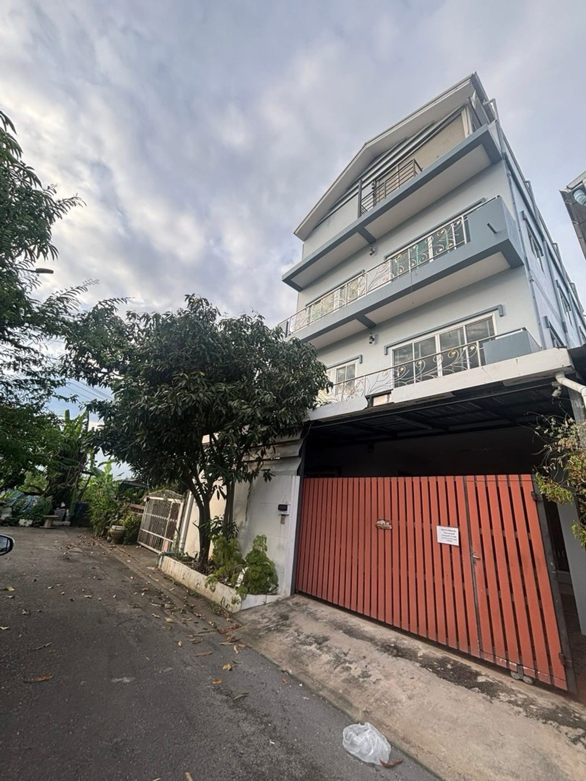 ให้เช่าโฮมออฟฟิศวิภาวดี ดอนเมือง หลักสี่ : ให้เช่า❗️อาคาร 4 ชั้น กว้างมาก 
🏡 หมู่บ้านศิริสุข ช่างอากาศอุทิศ 27 ดอนเมือง 50 ตรว 30,000/เดือน
สามารถทำเป็นโฮมออฟฟิศ โกดัง เก็บของ