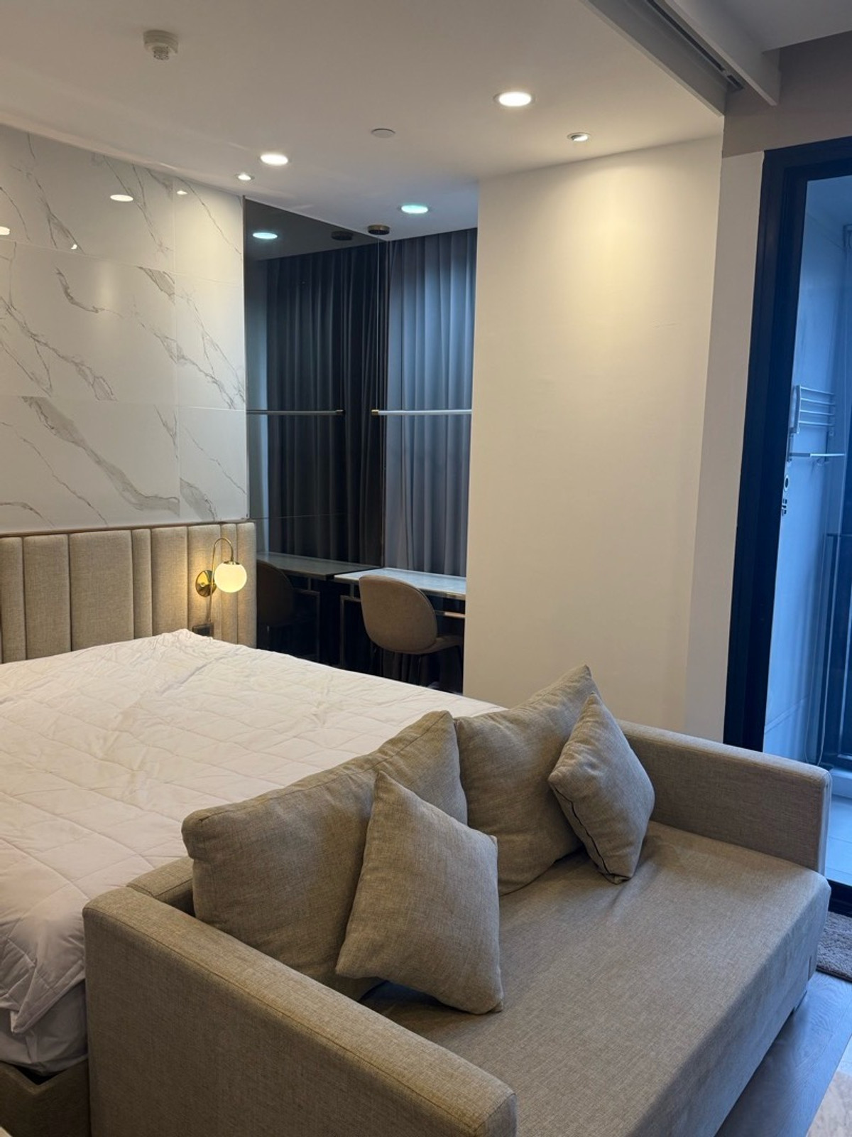 เช่า แอชตันจุฬา-สีลม  ห้องใหม่กริ๊บ  แต่งสวย ทิศเหนือ  ไม่เคยปล่อยเช่ามาก่อน   ขนาด 1 ห้แงนอน 34 ตรม    ราคาเช่า  25,000 บาท/ เดือน  สนใจ 0626562896 Loading...