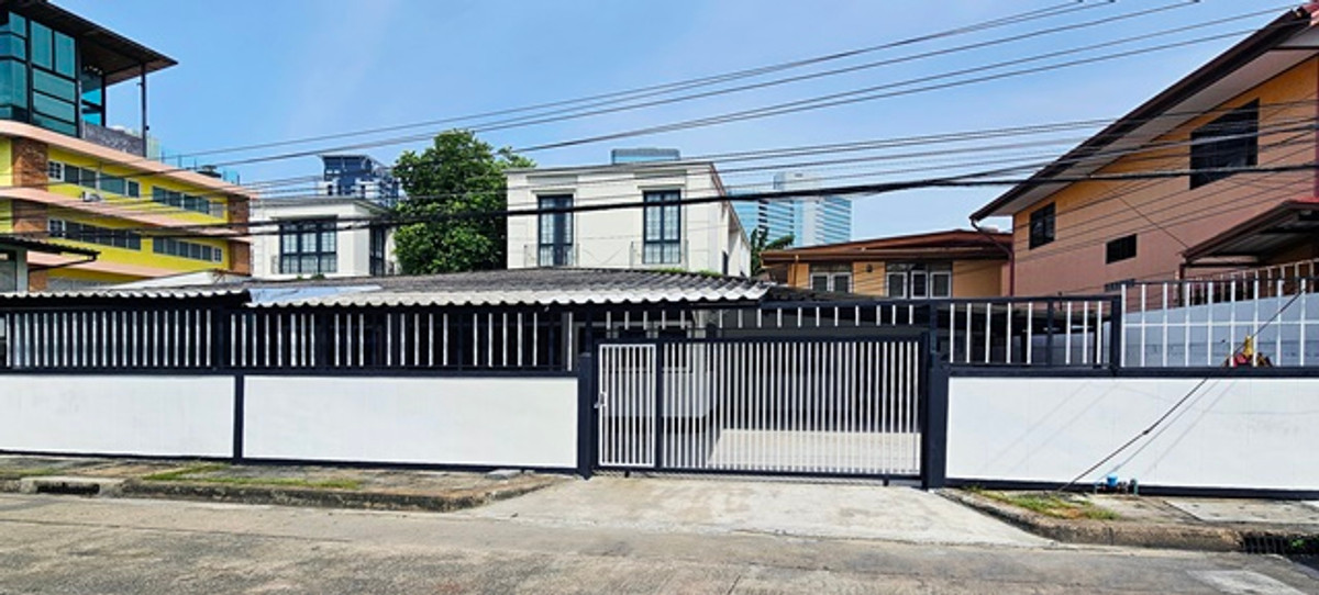 Regent' ;s Inter Sch 1.9km. MRT HuaiKhwang. 600m.Pracharat Bamphen 2-10 Single-story house for rent Loading...