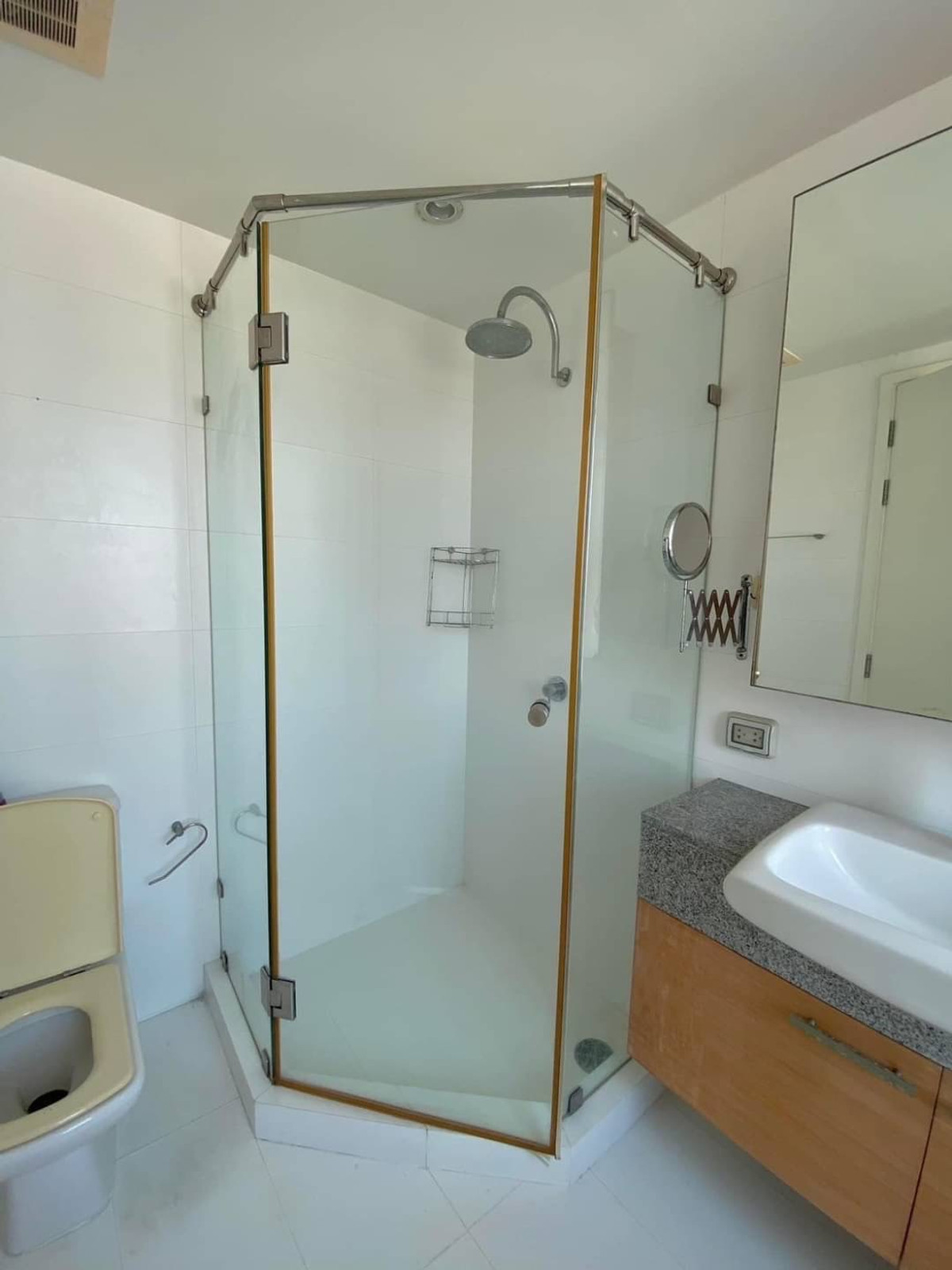 For SaleCondoWitthayu, Chidlom, Langsuan, Ploenchit : ✨ Luxury Corner 2-Bedroom Condo for Sale at Manhattan Chidlom – Fully furnished with a fully equipped kitchen, located in the heart of Chidlom, just a 12-minute walk to BTS Chidlom.