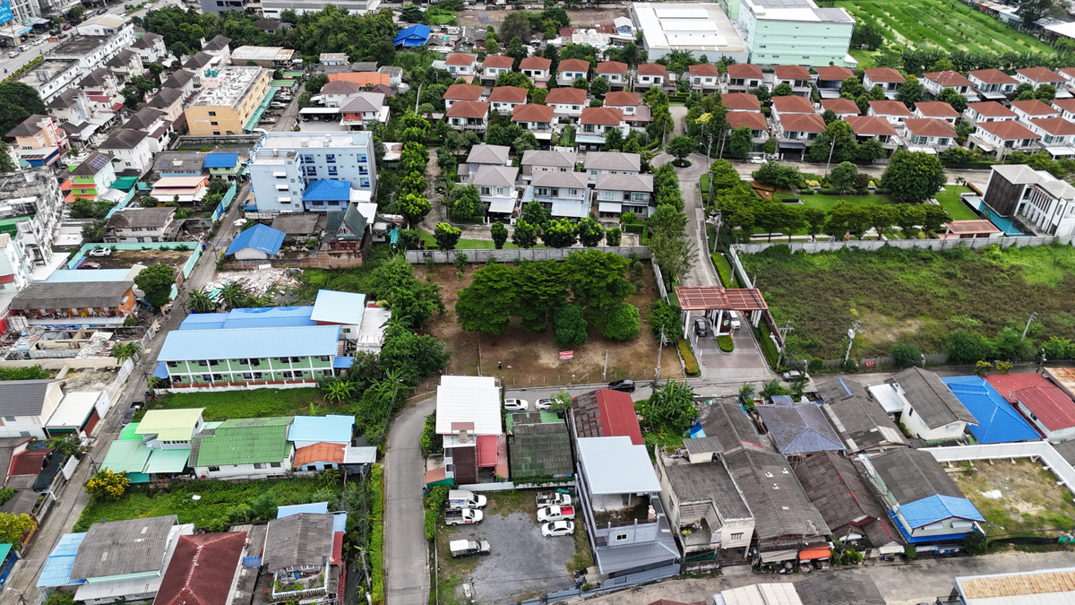 ขายที่ดินนวมินทร์ รามอินทรา : ขายที่ดินถมแล้ว แปลงใหญ่ ทำเลดี ซอยพระยาสุเรนทร์ 21 แยก 3 – คลองสามวา ติดหมู่บ้าน เดอะเซนโทร รามอินทรา109 เนื้อที่ 514 ตารางวา ถมเรียบร้อยแล้ว หน้ากว้าง 48 เมตร ลึก 42 เมตร