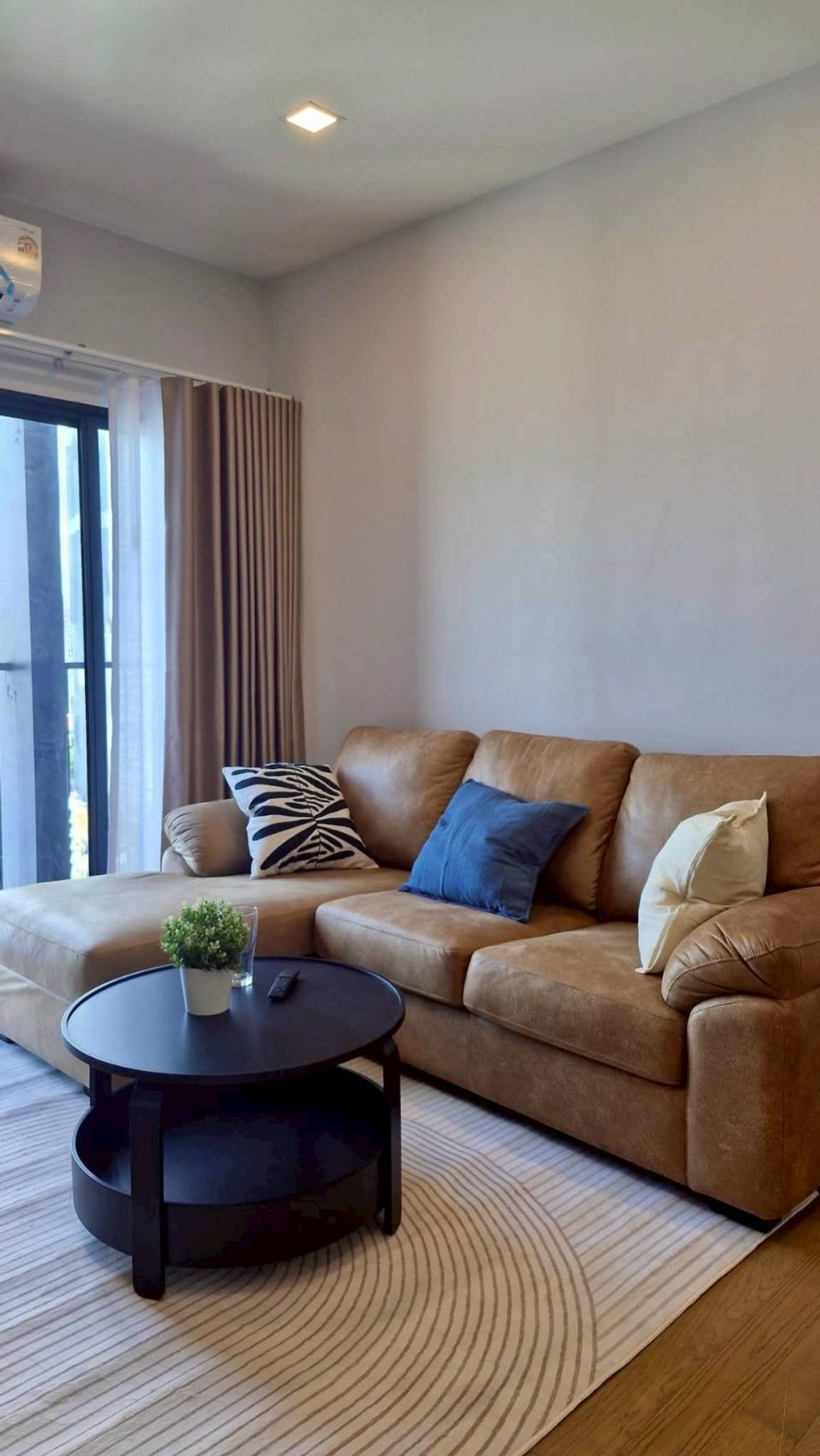 ให้เช่า คอนโด เอกมัย โนเบิล รีวีล ชั้น18 ห้องใหญ่48ตรม 1ห้องนอน 1รับแขก เฟอร์ครบ เพียง 35k  Loading...