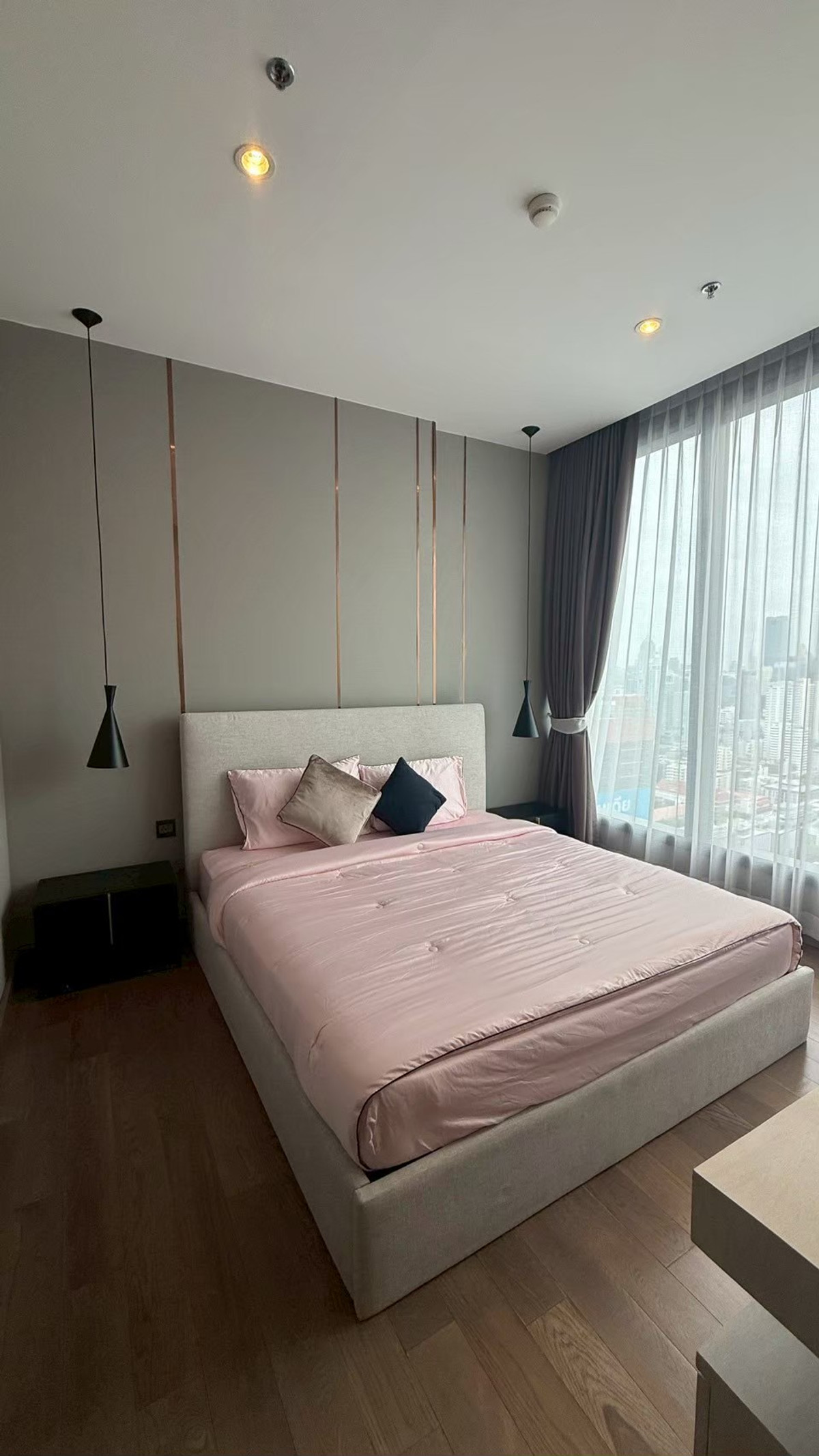 ให้เช่าคอนโดพระราม 9 เพชรบุรีตัดใหม่ RCA : ให้เช่า The Esse at Singha Complex – Luxury Condominium เหนือระดับ ใจกลางอโศก ที่สุดของคอนโดหรู บนทำเล อโศก–เพชรบุรี ติด MRT เพชรบุรี เดินทางสะดวกเชื่อมต่อทุกเส้นทางธุรกิจ มีหลายขนาด เริ่มต้น 35,000 บาท  