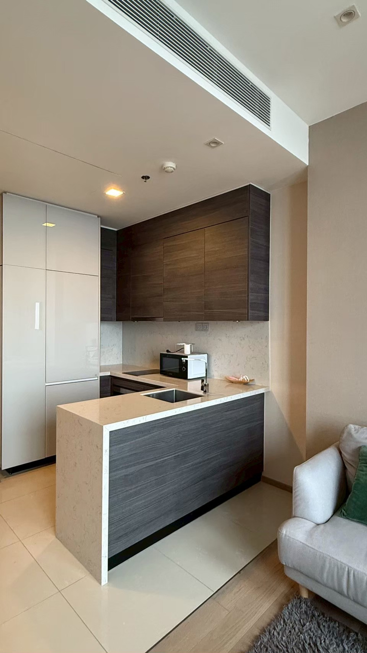 For rent: The Esse Asoke – Condo in the heart of Asoke.  On Asoke Montri Road, near BTS Asoke and MRT Sukhumvit, fully furnished. and complete set of electrical appliances — ready to move in immediately Loading...