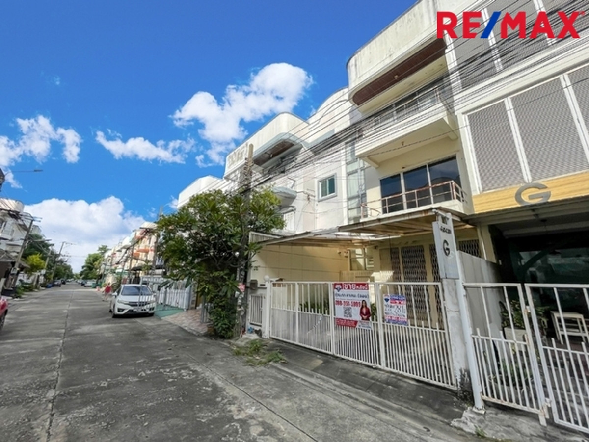 Village 84 (Baan 84 Mansion), 3-story townhome near Central Festival Eastville, area 28.1 square meters | No common fees. The view behind the house is of beautiful trees and gardens. Loading...