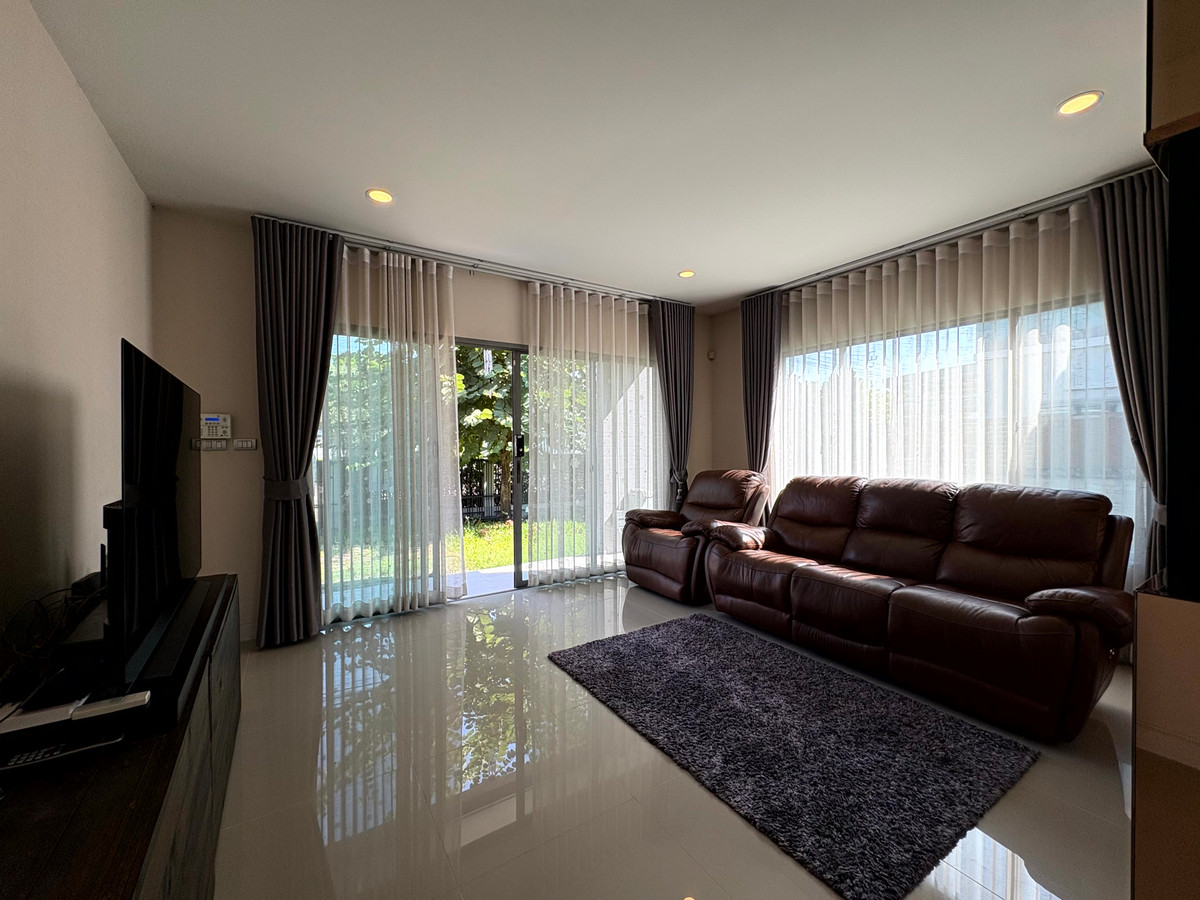 HousePattanakan, Srinakarin : Perfect Place Rama 9 Krungthep Kreetha, Park-front house and private, peaceful, green environment