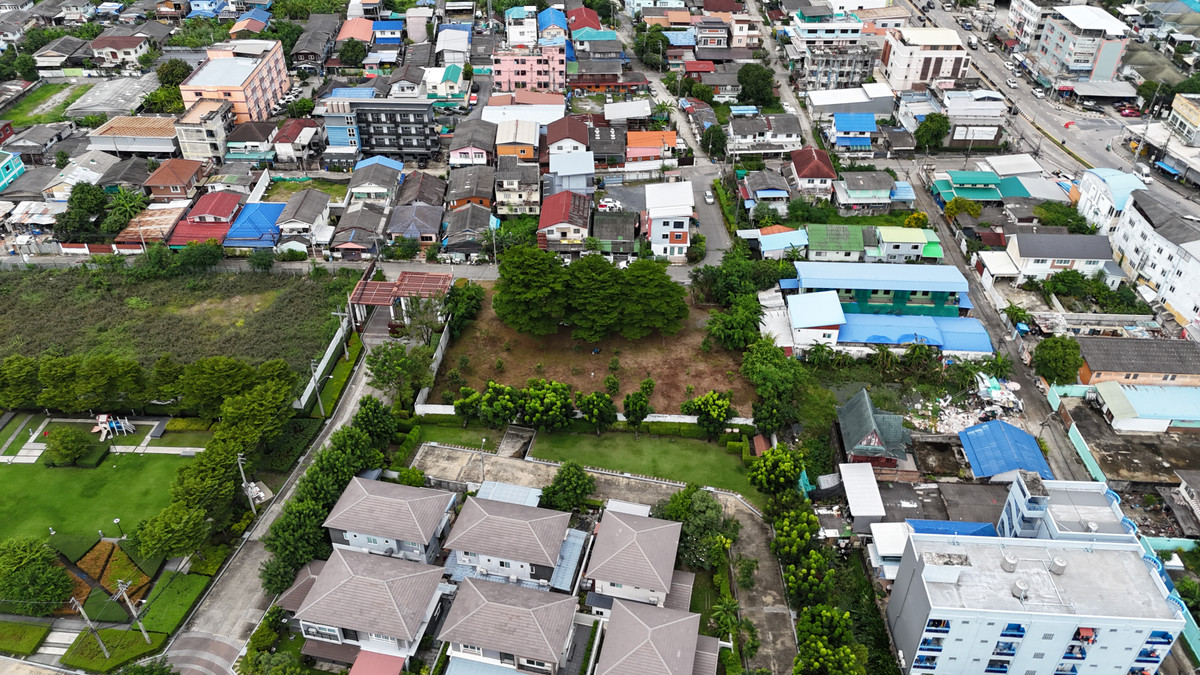 ขายที่ดินนวมินทร์ รามอินทรา : ขายที่ดินถมแล้ว แปลงใหญ่ ทำเลดี ซอยพระยาสุเรนทร์ 21 แยก 3 – คลองสามวา ติดหมู่บ้าน เดอะเซนโทร รามอินทรา109 เนื้อที่ 514 ตารางวา ถมเรียบร้อยแล้ว หน้ากว้าง 48 เมตร ลึก 42 เมตร