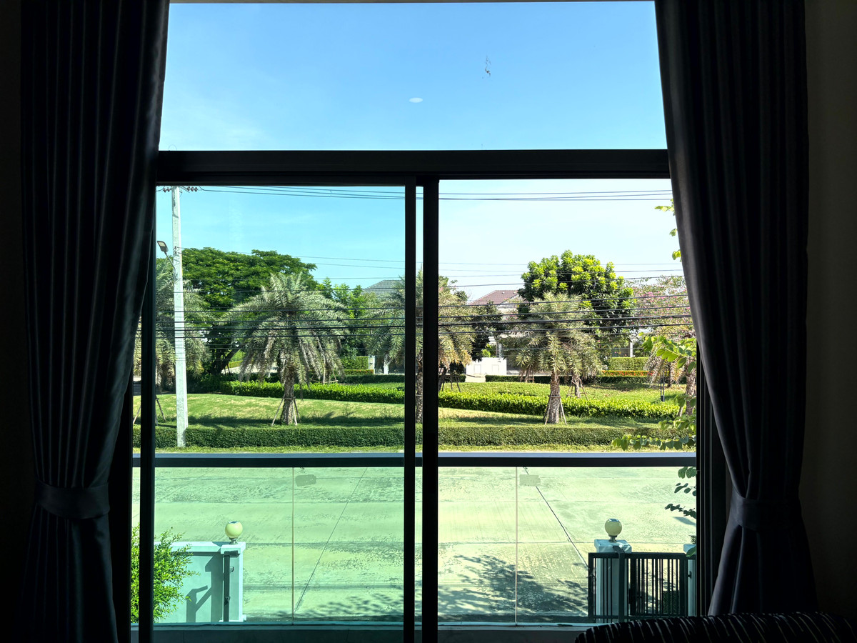 HousePattanakan, Srinakarin : Perfect Place Rama 9 Krungthep Kreetha, Park-front house and private, peaceful, green environment