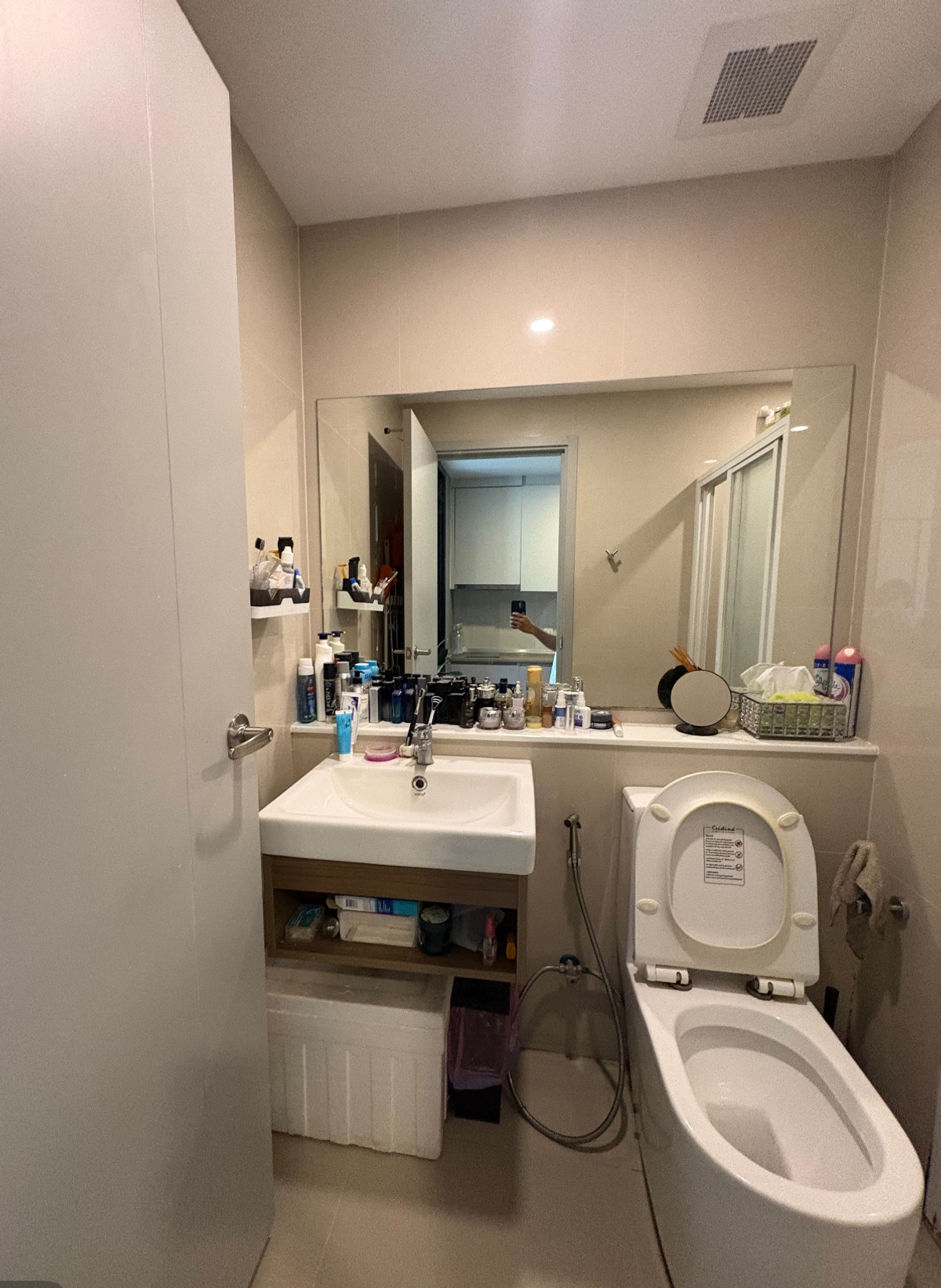 For SaleCondoRama9, Petchburi, RCA : ⚡️ Selling at a loss ⚡️ Aspire asoke ratchada 2.55 Mb Studio 25Sqm ⚡️ Low rise, 6th floor, good view ⚡️ Good position, good direction, not hot ⚡️ There is a shuttle bus to Mrt Rama9 ⚡️ If interested, contact Putter 0928895628