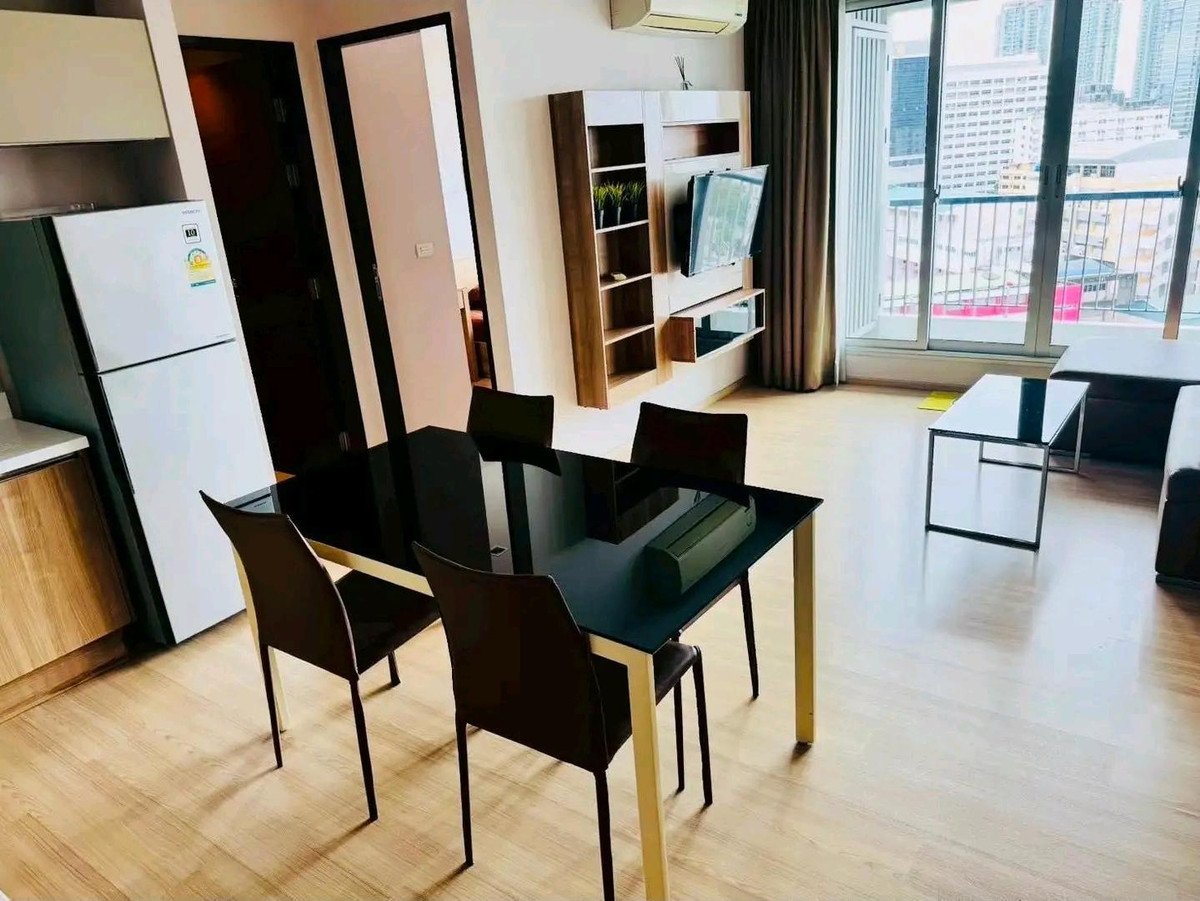 เริ่มเช่าได้ 1พฤศจิกายน 2568 ให้เช่า คอนโด ริธึ่ม สาทร / Rhythm Sathorn 2 ห้องนอน 2 ห้องน้ำ ขนาด 66.37 ตรม. ชั้น 10 เฟอร์ครบ วิวแม่น้ำเจ้าพระยา พร้อมเข้าอยู่ ใกล้รถไฟฟ้า BTS สะพานตากสิน:: รายละเอียด :: - พื้นที่ 66.37 ตรม. - ชนิด 2 ห้องนอน 2 ห้อง Loading...