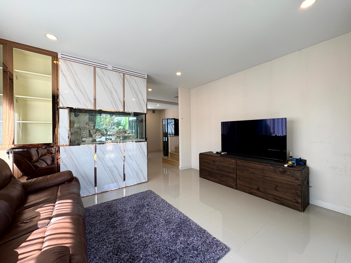 HousePattanakan, Srinakarin : Perfect Place Rama 9 Krungthep Kreetha, Park-front house and private, peaceful, green environment