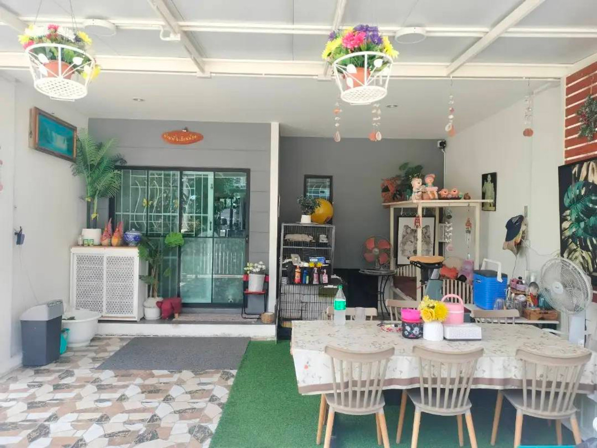 The selling price per square wa is the cheapest in the project! Selling below appraised price! All expenses provided by the Land Department are free! Townhouse behind the edge Siwarom Village Nature Plus 1 (Sukhumvit-Bang Pu) Loading...