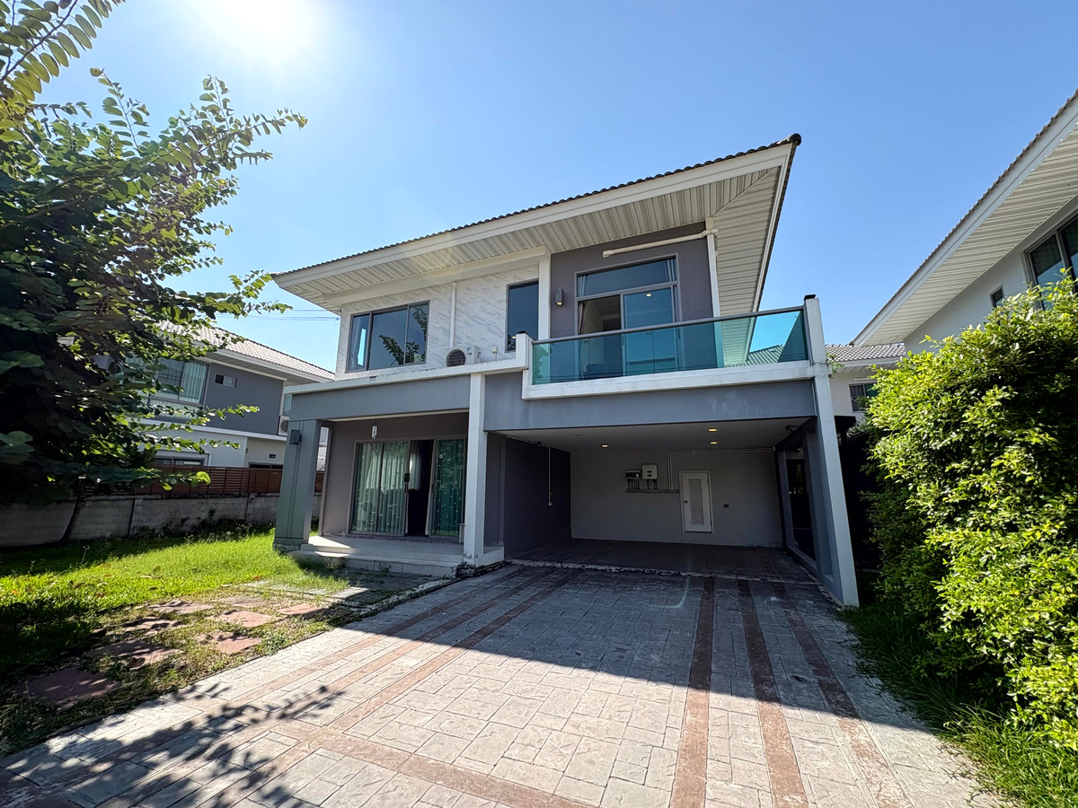 HousePattanakan, Srinakarin : Perfect Place Rama 9 Krungthep Kreetha, Park-front house and private, peaceful, green environment