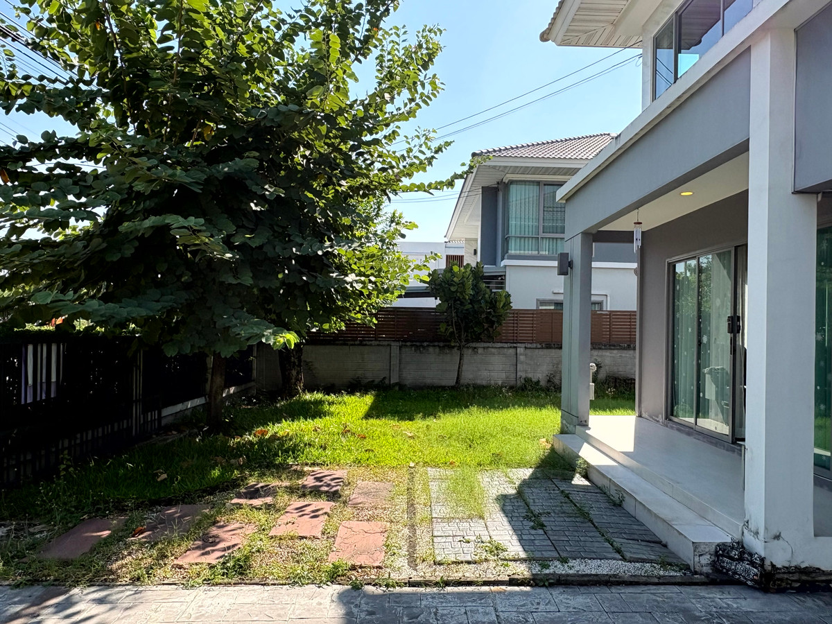 HousePattanakan, Srinakarin : Perfect Place Rama 9 Krungthep Kreetha, Park-front house and private, peaceful, green environment