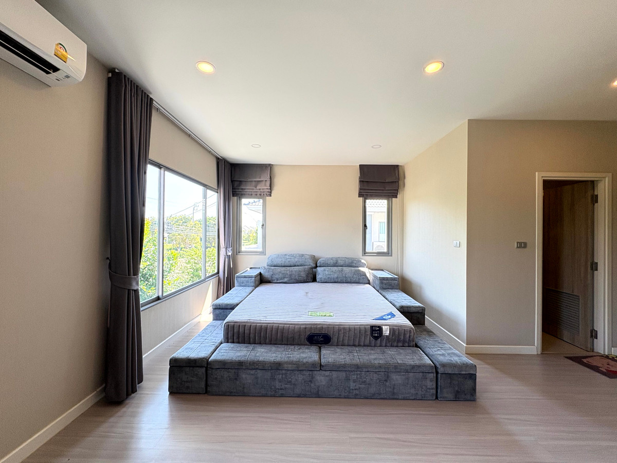 HousePattanakan, Srinakarin : Perfect Place Rama 9 Krungthep Kreetha, Park-front house and private, peaceful, green environment