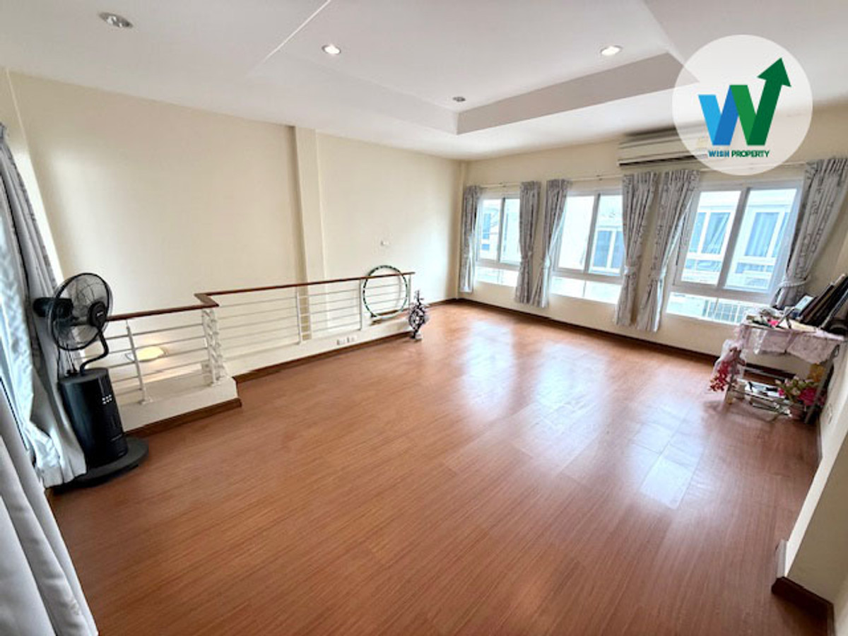 Townhome for sale Srinakarin Baan Klang Muang Urbanion, behind the edge, new condition, wide area, near the MRT Yellow Line, Suvarnabhumi Airport. Loading...