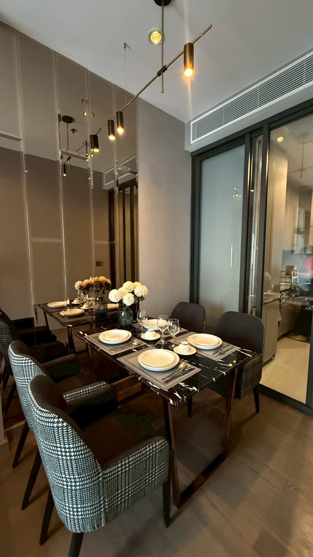 For rent: The Esse at Singha Complex – Luxury Condominium, above class, in the heart of Asoke, the most luxurious condo on the Asoke-Phetchaburi location, next to MRT Phetchaburi, convenient travel, connecting all business routes, many sizes, starting at  Loading...