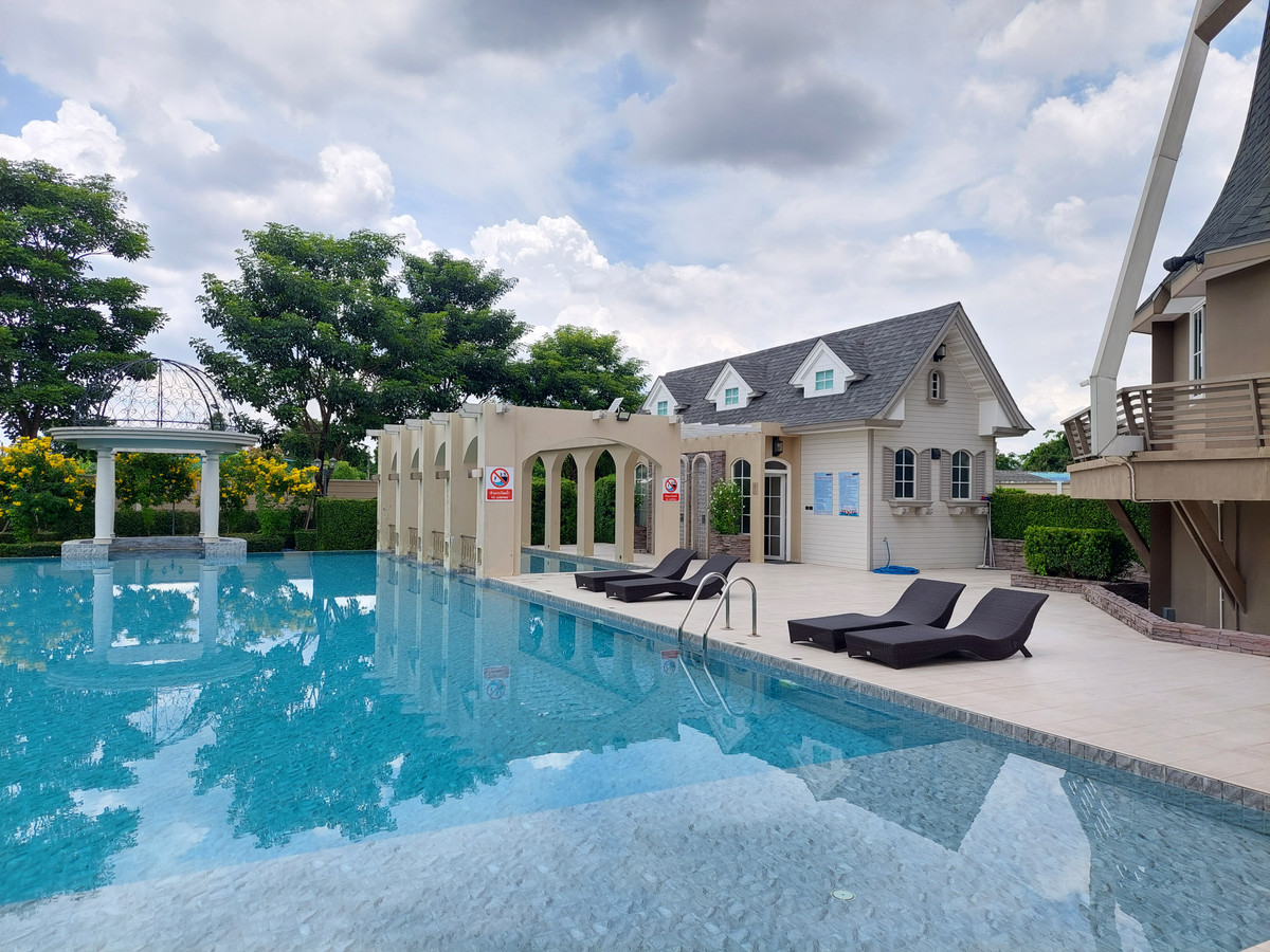 HousePattanakan, Srinakarin : Perfect Place Rama 9 Krungthep Kreetha, Park-front house and private, peaceful, green environment