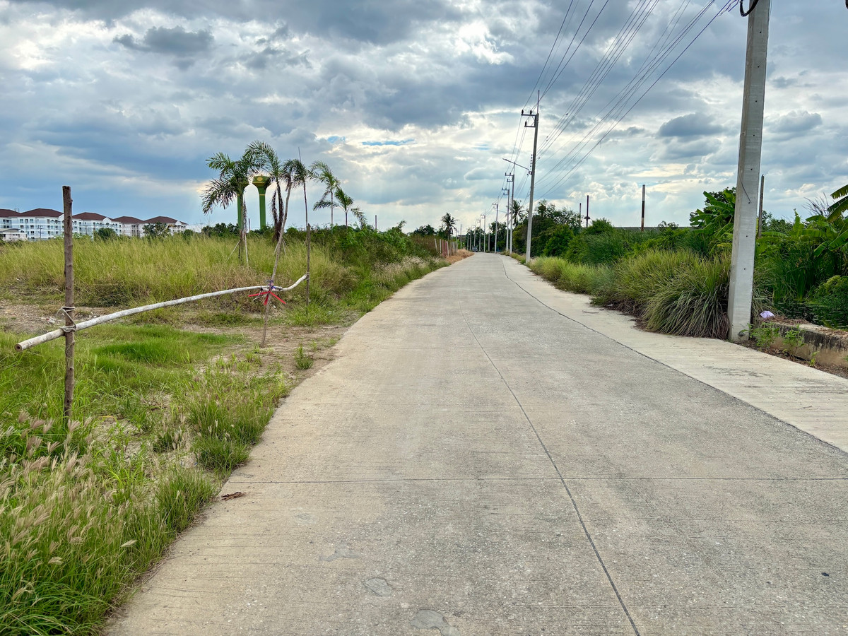 Purple plot of land, 20 rai, in Soi Phetkasem 130, beautiful plot, partially filled in and made a garden furrow to plant coconuts. Loading...