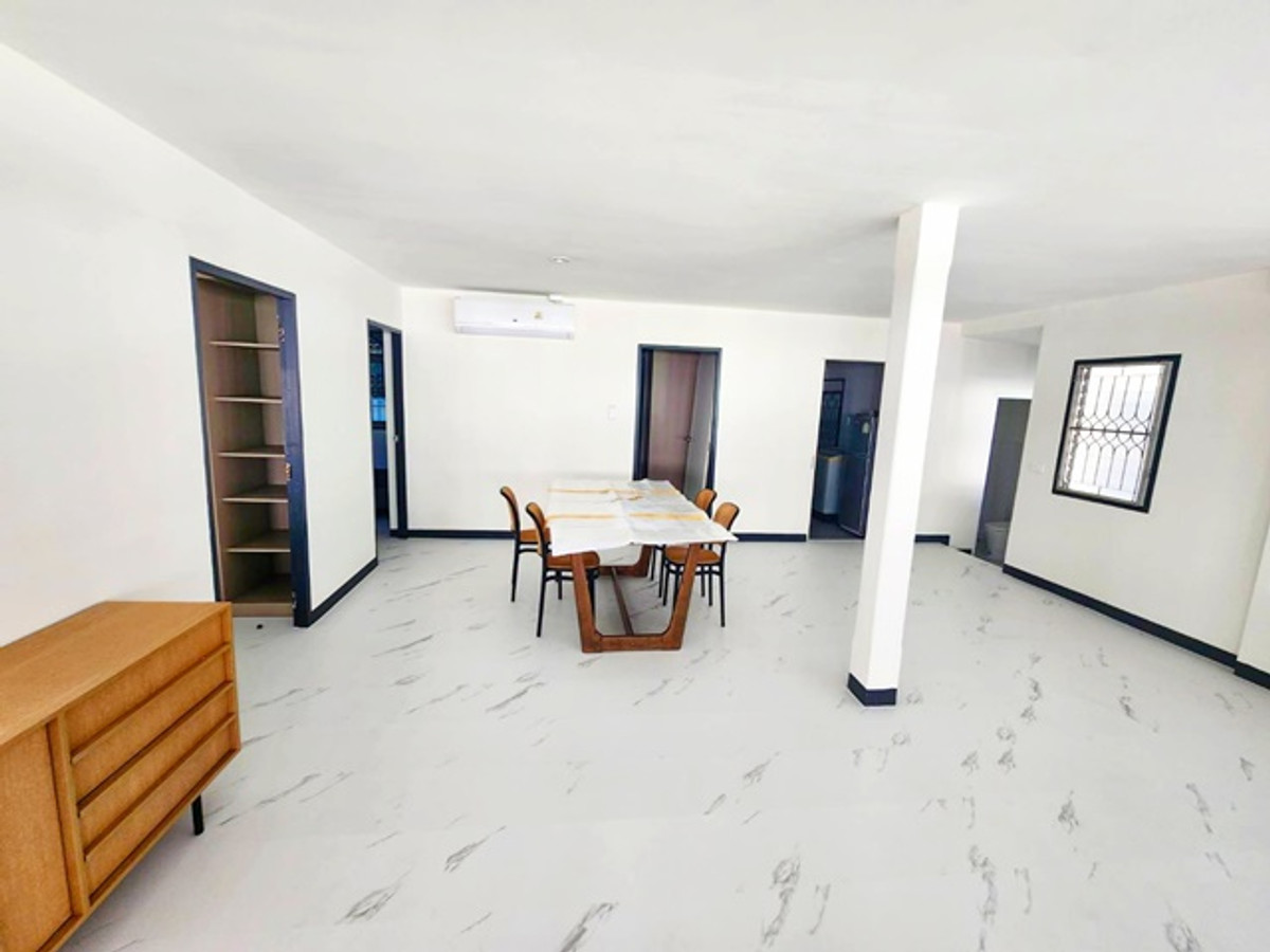 Regent' ;s Inter Sch 1.9km. MRT HuaiKhwang. 600m.Pracharat Bamphen 2-10 Single-story house for rent Loading...