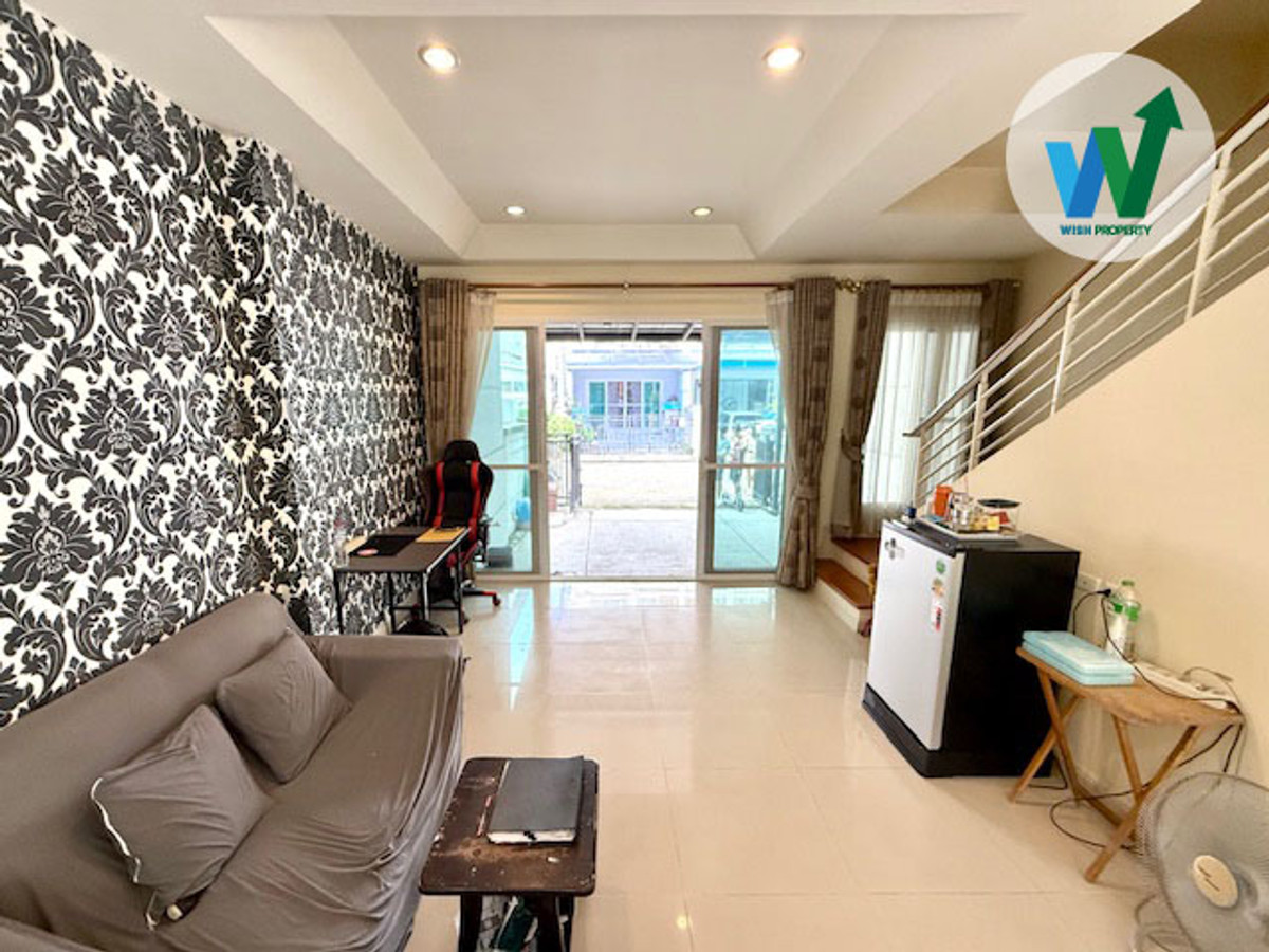 Townhome for sale Srinakarin Baan Klang Muang Urbanion, behind the edge, new condition, wide area, near the MRT Yellow Line, Suvarnabhumi Airport. Loading...