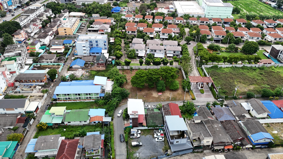 ขายที่ดินนวมินทร์ รามอินทรา : ขายที่ดินถมแล้ว แปลงใหญ่ ทำเลดี ซอยพระยาสุเรนทร์ 21 แยก 3 – คลองสามวา ติดหมู่บ้าน เดอะเซนโทร รามอินทรา109 เนื้อที่ 514 ตารางวา ถมเรียบร้อยแล้ว หน้ากว้าง 48 เมตร ลึก 42 เมตร