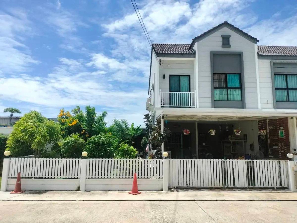 The selling price per square wa is the cheapest in the project! Selling below appraised price! All expenses provided by the Land Department are free! Townhouse behind the edge Siwarom Village Nature Plus 1 (Sukhumvit-Bang Pu) Loading...